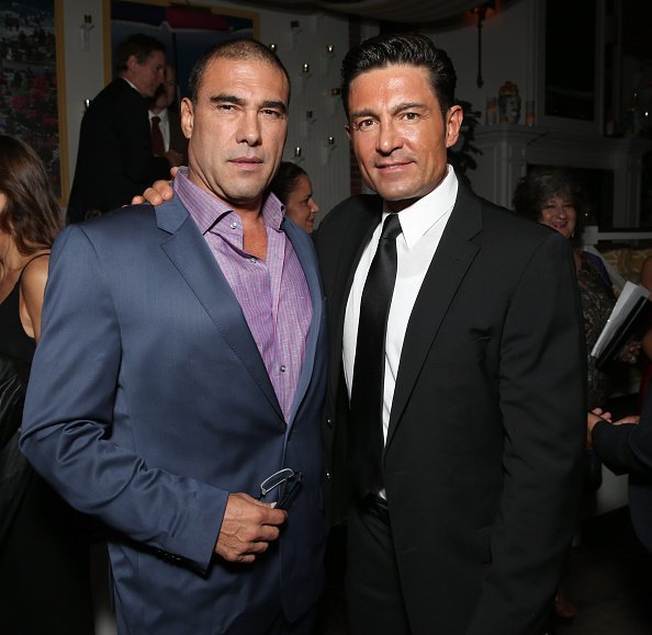 Eduardo Yáñez y Fernando Colunga asisten a la fiesta posterior al estreno de Los Ángeles "Ladrones" de Pantelion Films en el Warwick el 21 de septiembre de 2015 en Los Ángeles, California. | Foto: Getty Images