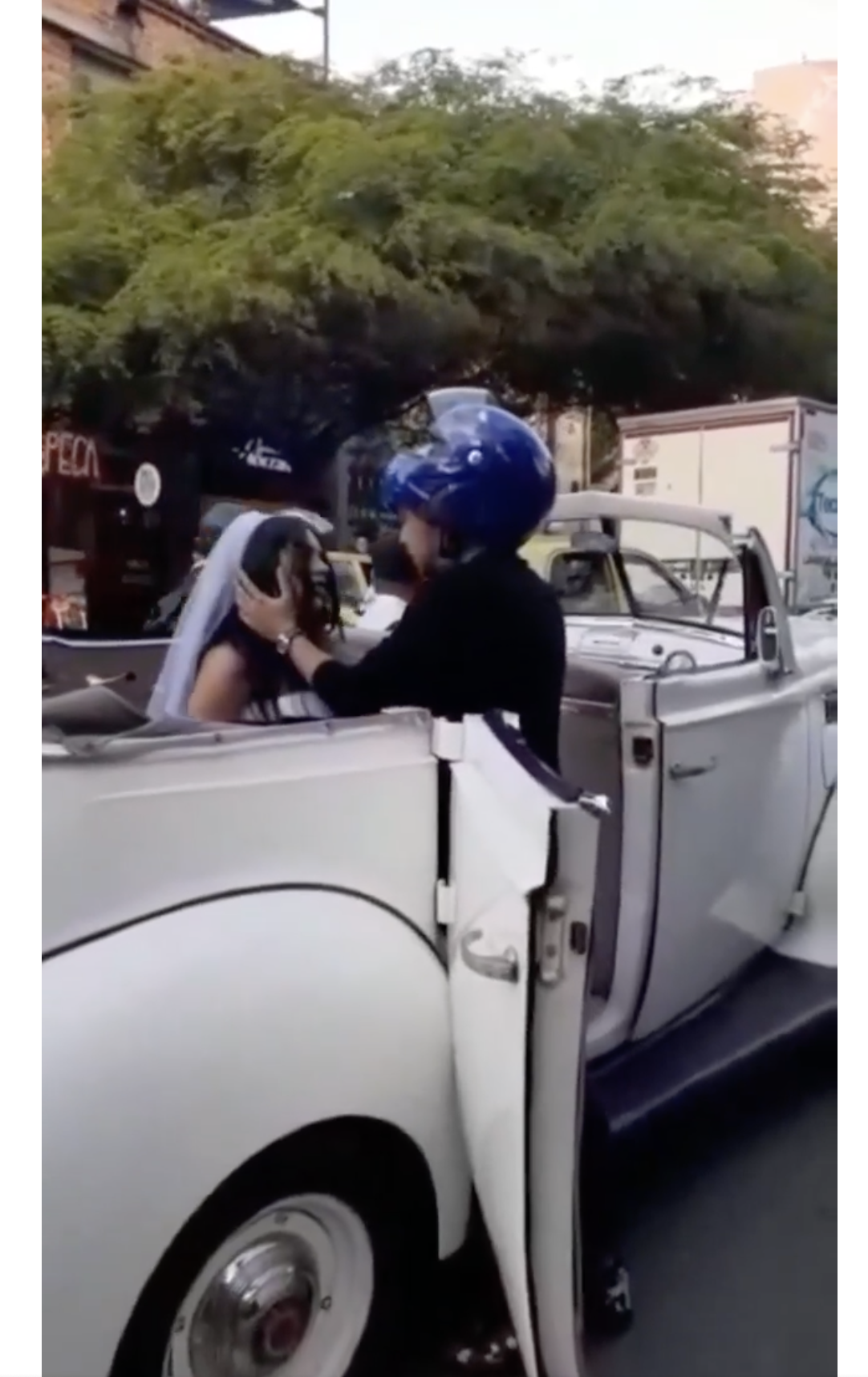 Der Biker zeigt eine romantische Geste, indem er das Gesicht der Braut greift. | Quelle: facebook.com/maspopulareventos