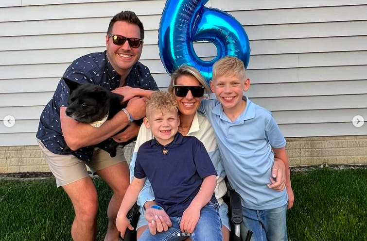Sara Bennett with her husband, Rusty, their sons, Lincoln and Will, and their dog. | Source: Instagram/theanandapivot