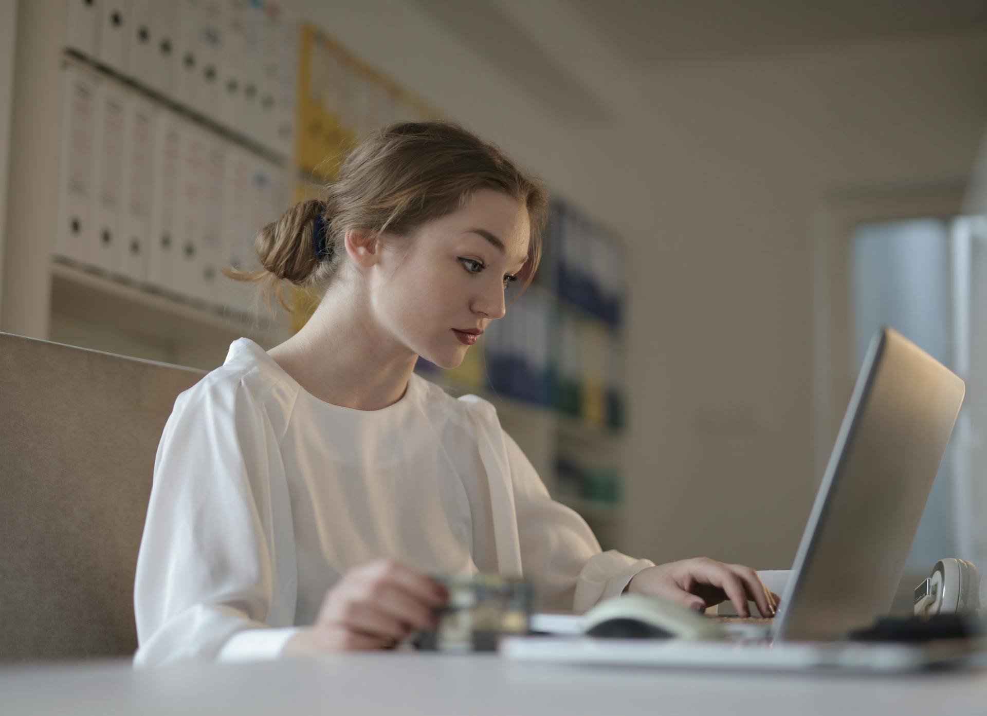 A woman working in an office | Source: Pexels