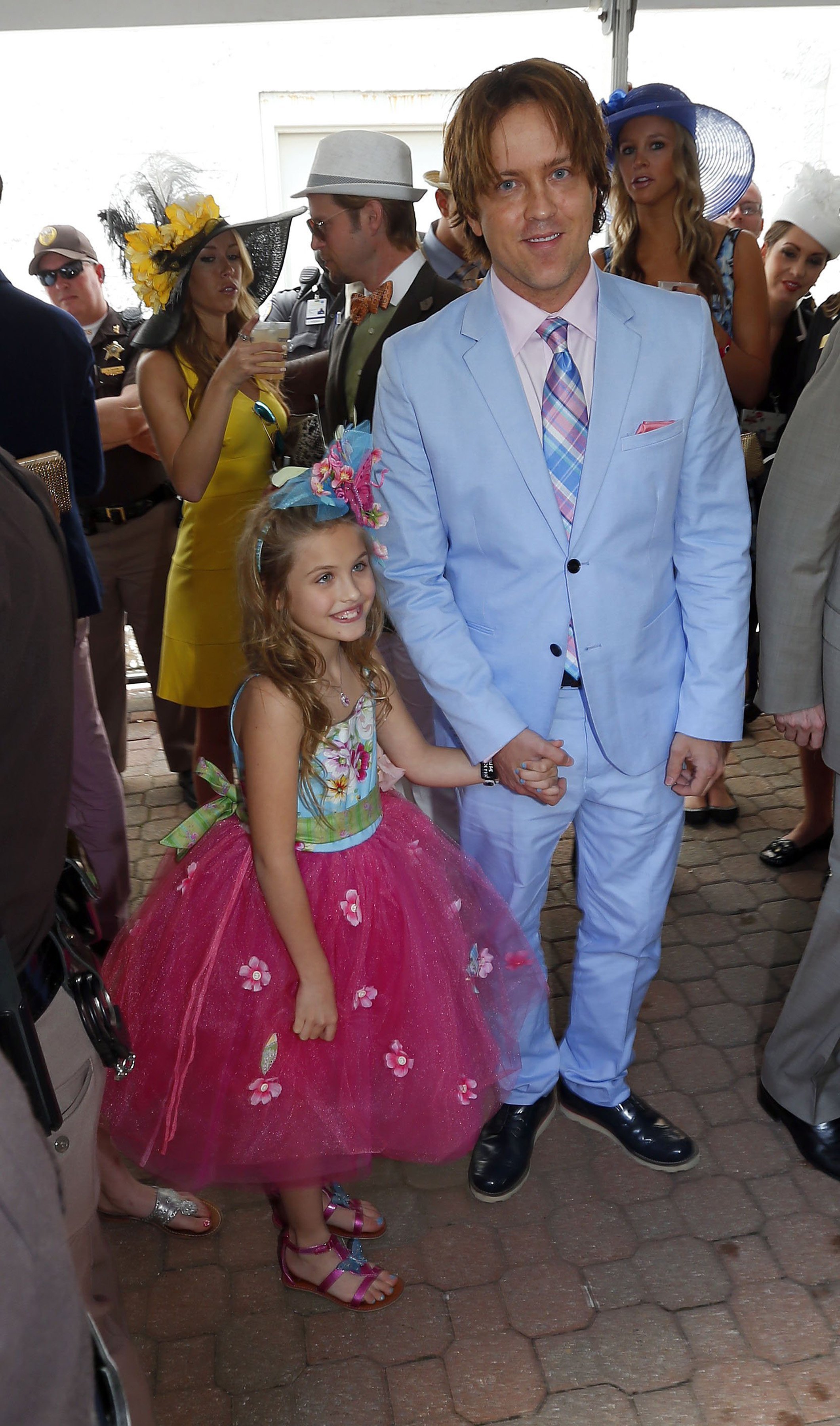 Larry Birkhead und seine Tochter Dannielynn verlassen den roten Teppich vor dem 140. Rennen des Kentucky Derby in Churchill Downs in Louisville, Kentucky, am 3. Mai 2014. | Quelle: Getty Images