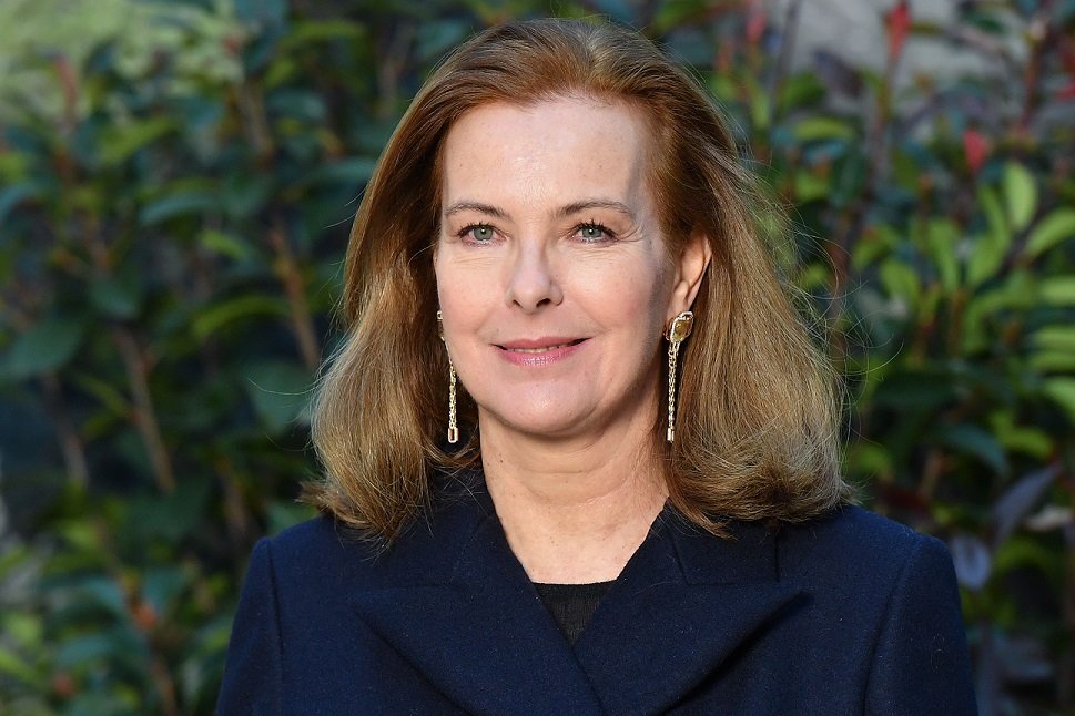 Carole Bouquet assiste au défilé Chanel Haute Couture printemps été 2019 dans le cadre de la Fashion Week de Paris, le 22 janvier 2019 à Paris, France. | Photo : Getty Images.