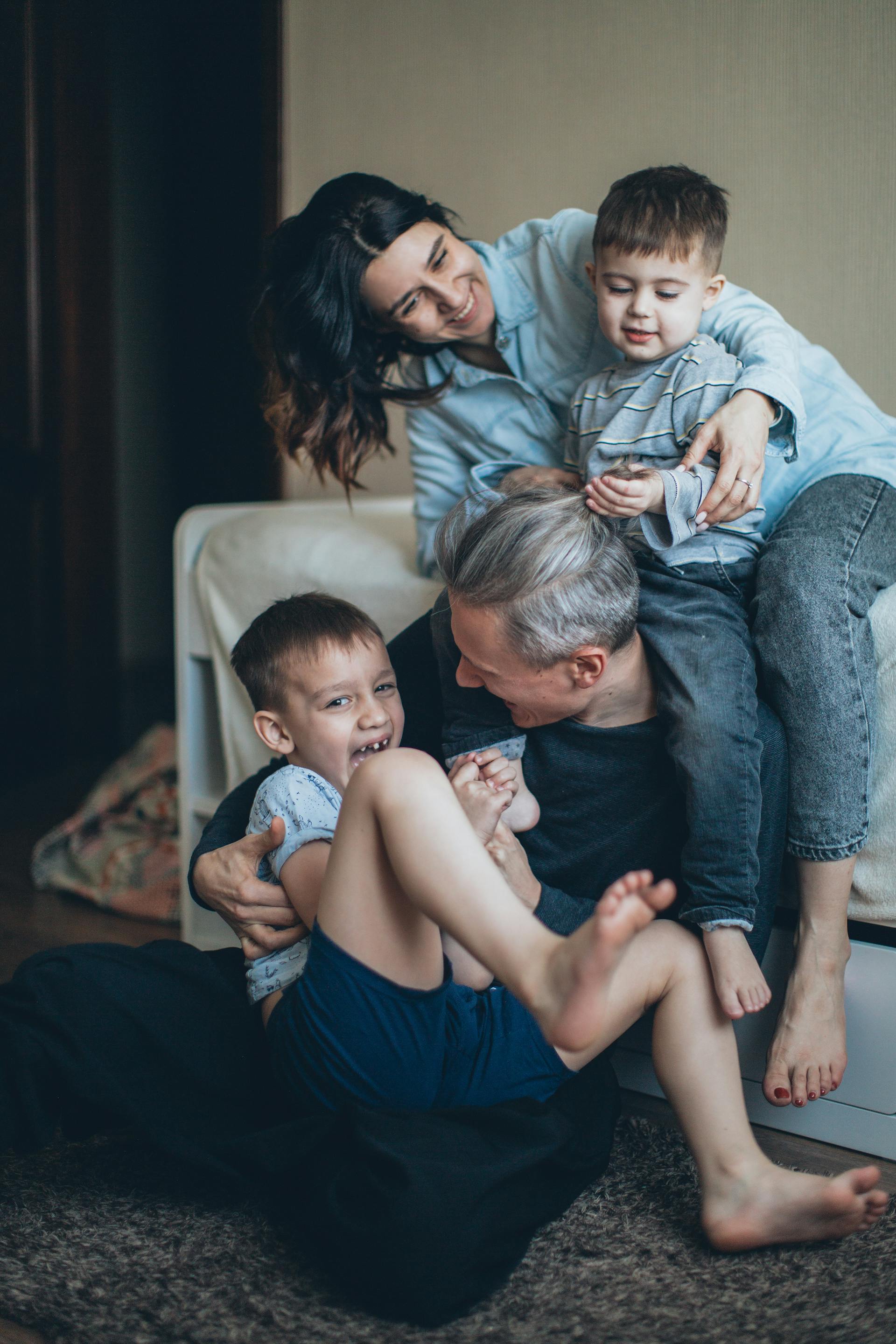 Parents playing with their two sons | Source: Pexels