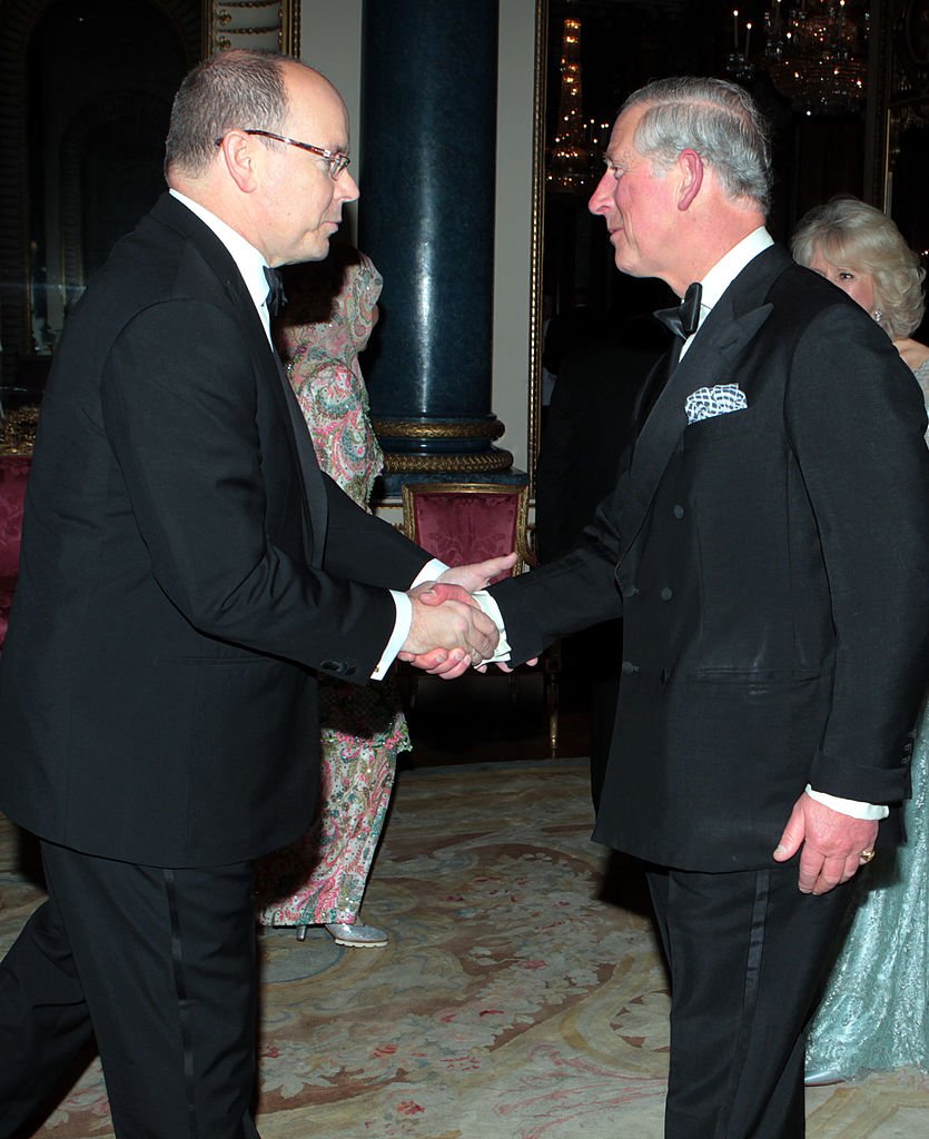 El príncipe Charles y príncipe Alberto en una cena para soberanos extranjeros en el Palacio de Buckingham en 2012. | Foto: Getty Images.