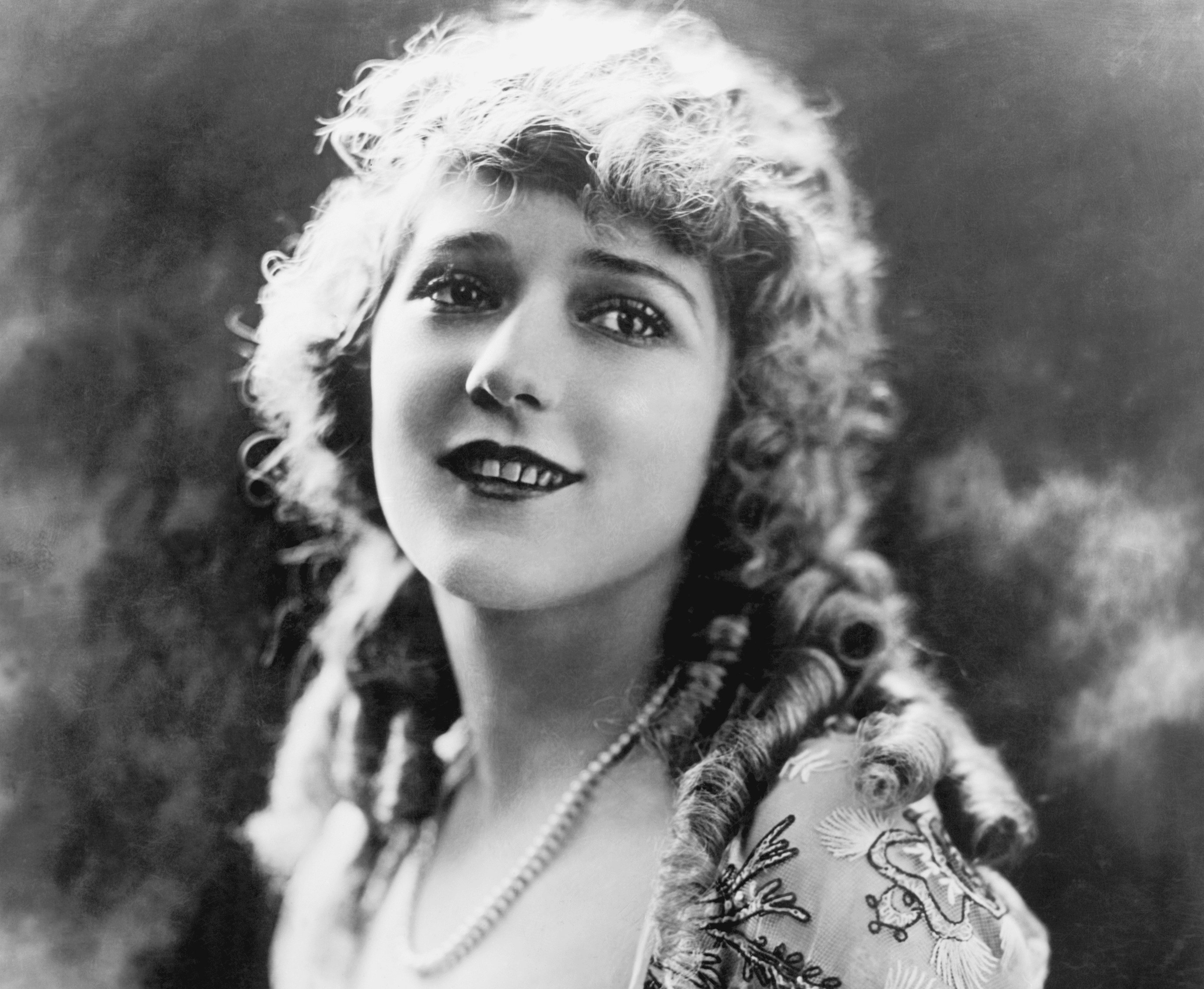 Mary Pickford con vestido de encaje en la década de 1930. | Foto: Getty Images