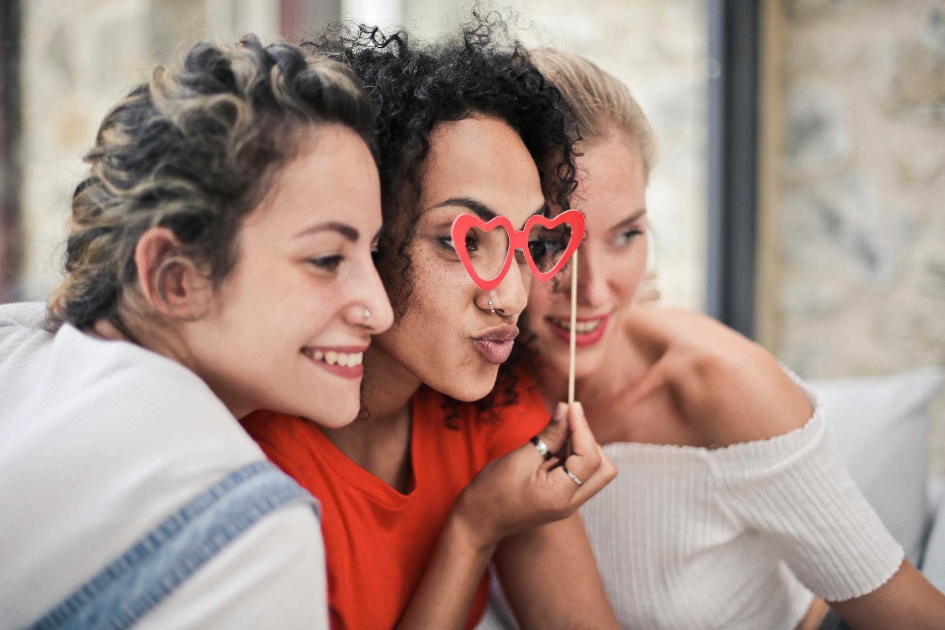 Three friends having fun | Source: Pexels