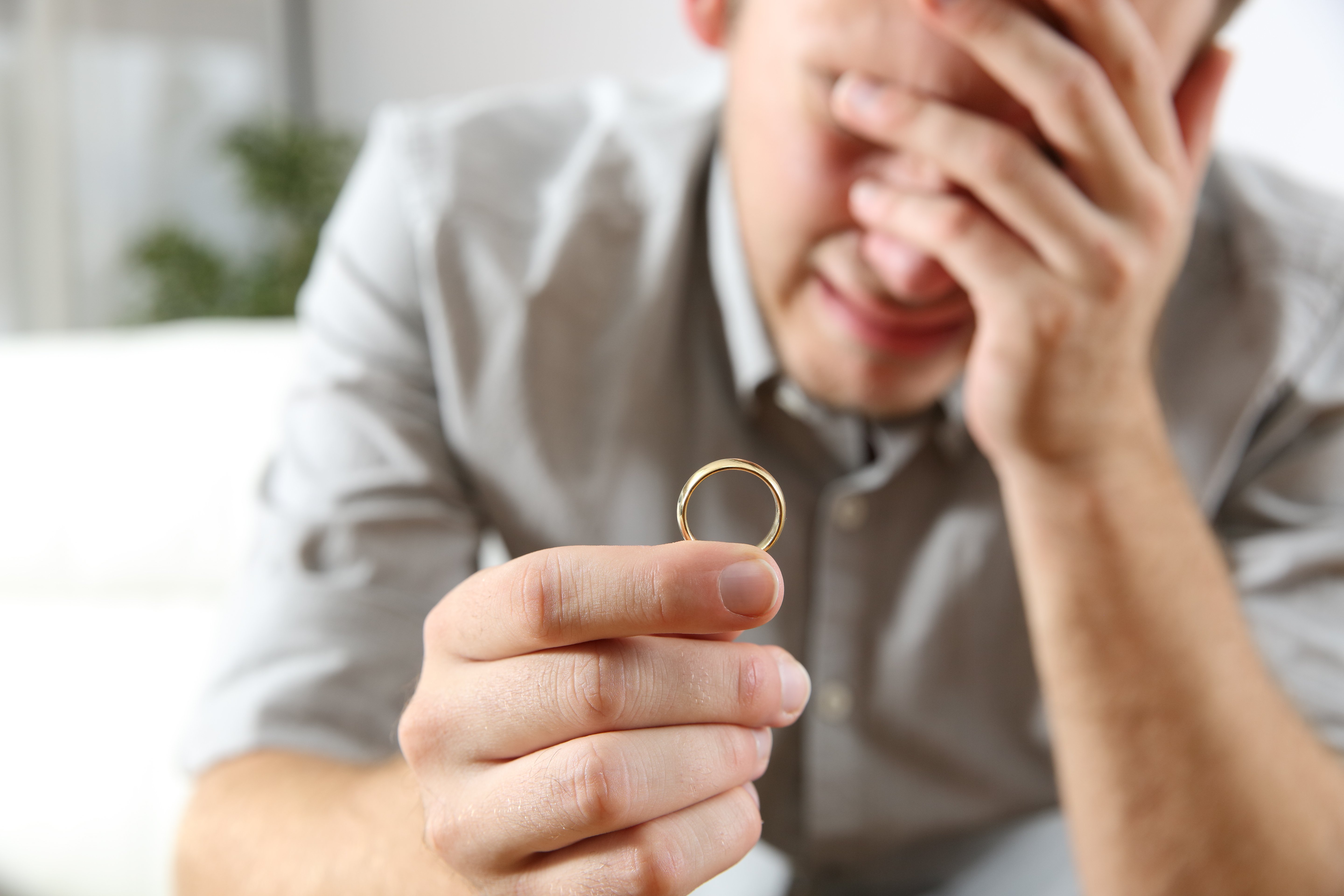Hombre con anillo en la mano, llorando. | Foto: Shutterstock