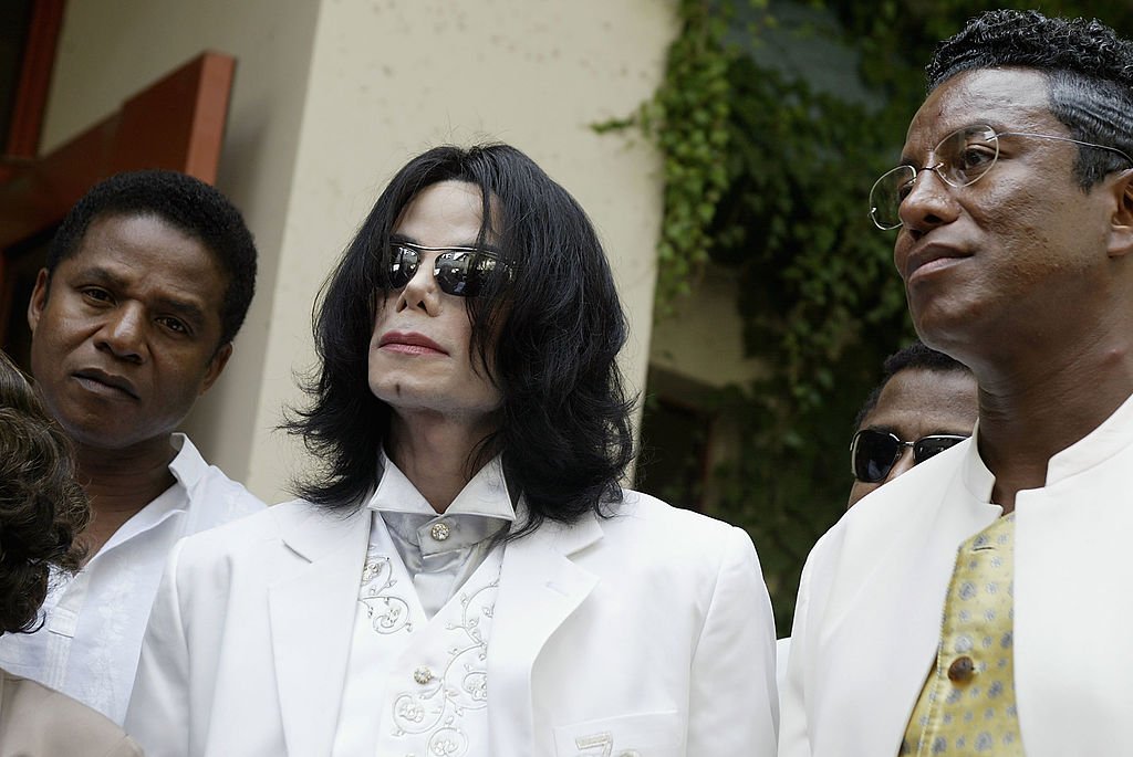  Michael Jackson is surrounded by brothers Jackie Jackson, (L), and Jermaine Jackson after court on September 17, 2004 in Santa Maria, California. | Photo: GettyImages