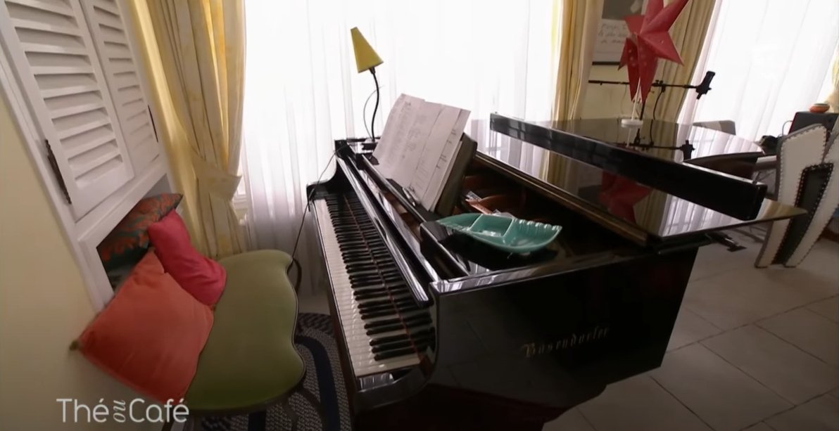 Le piano de Véronique Sanson dans sa maison. | photo : Youtube