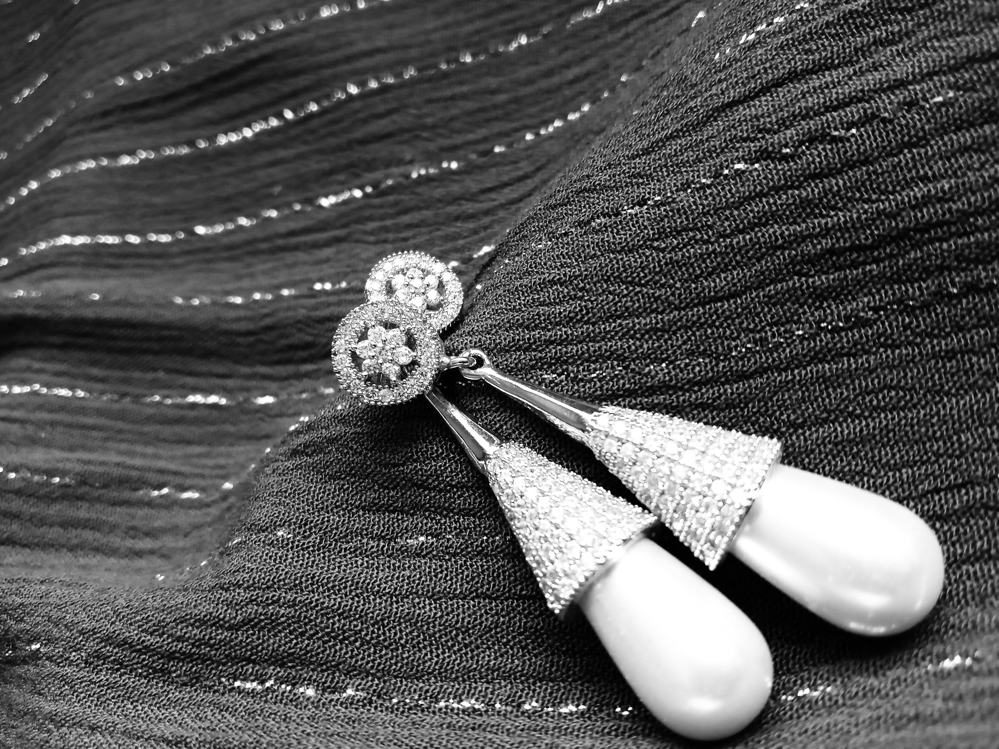 Lorraine and Harry found diamond earrings inside the sofa. | Source: Pexels