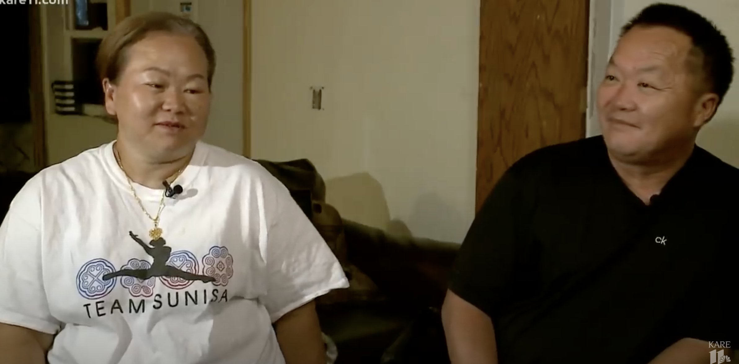 Suni Lee's parents, Yeev Thoj and John Lee. | Source: YouTube/ Kare 11