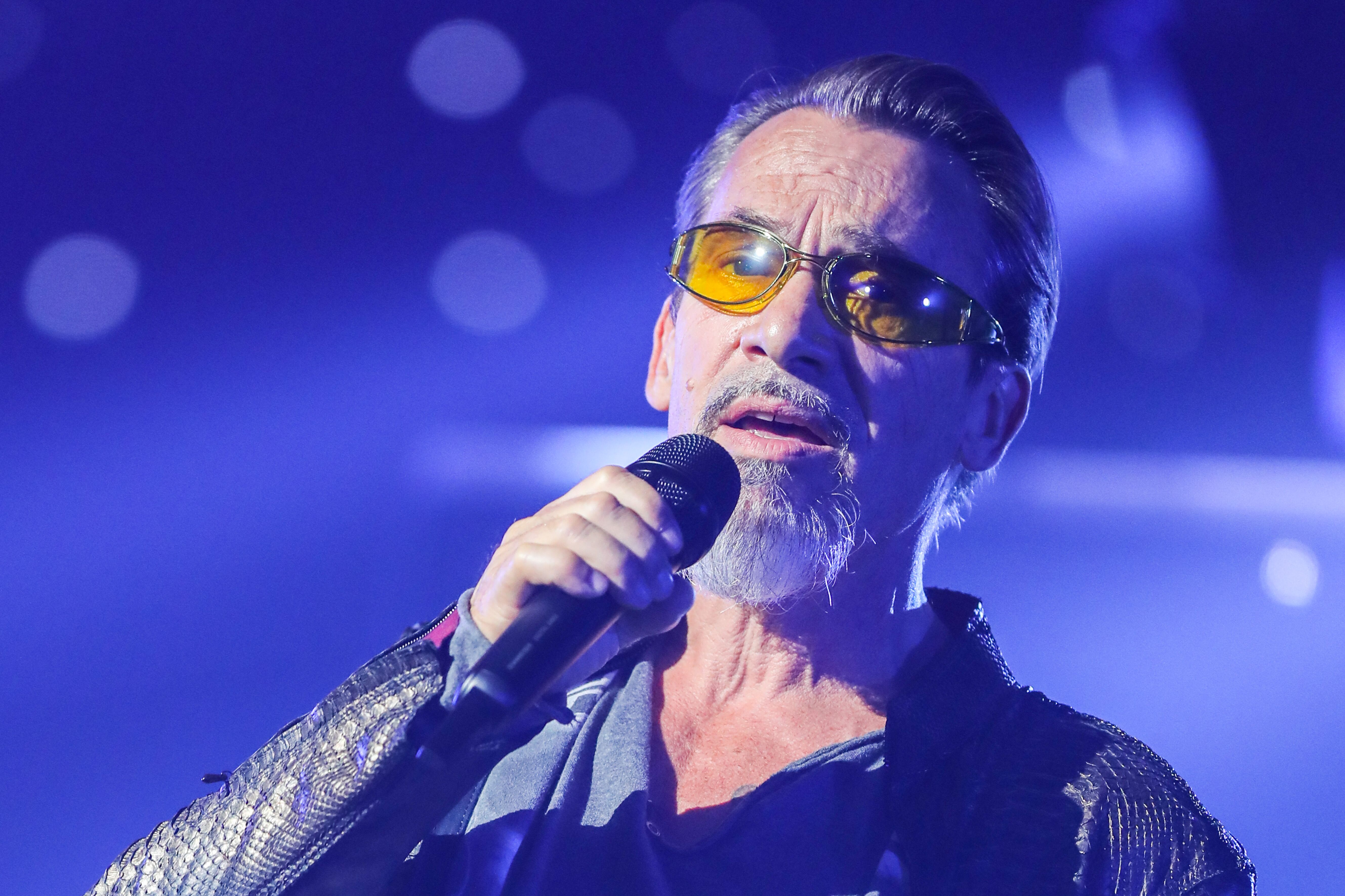 Florent Pagny, le micro à la main. | Photo: Getty Images