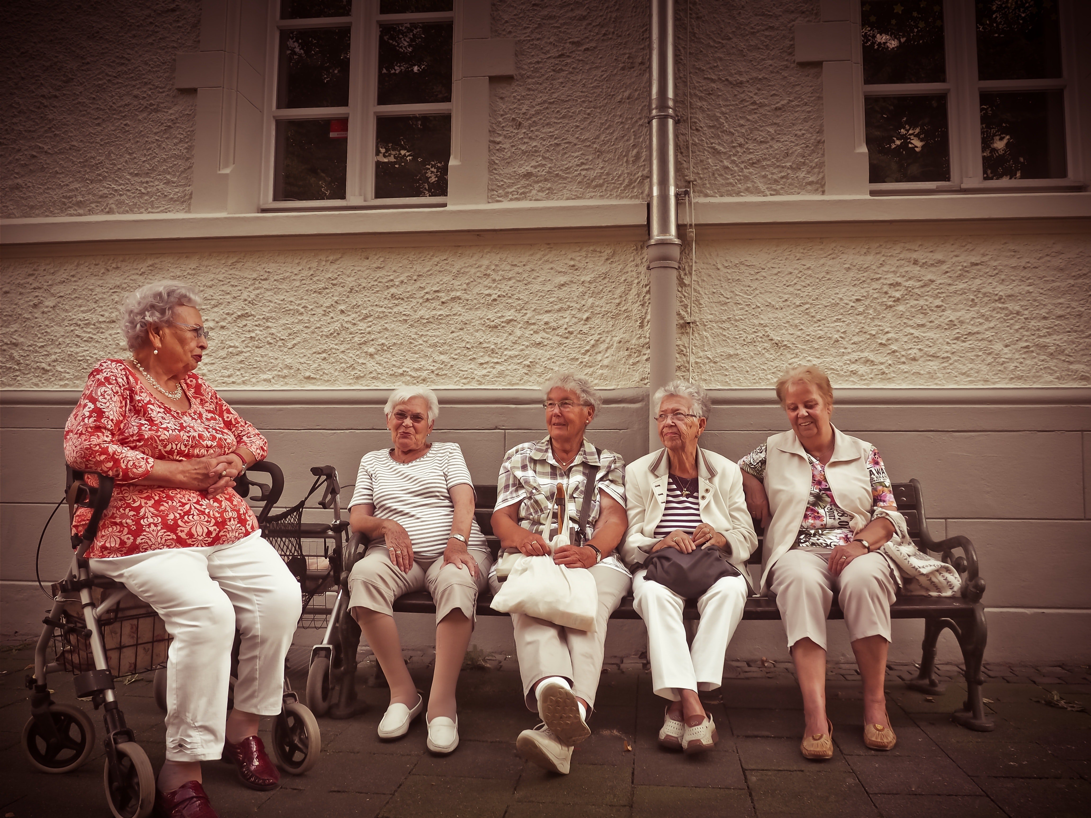 Senior ladies sitting together on a bench. | Source: Pixabay