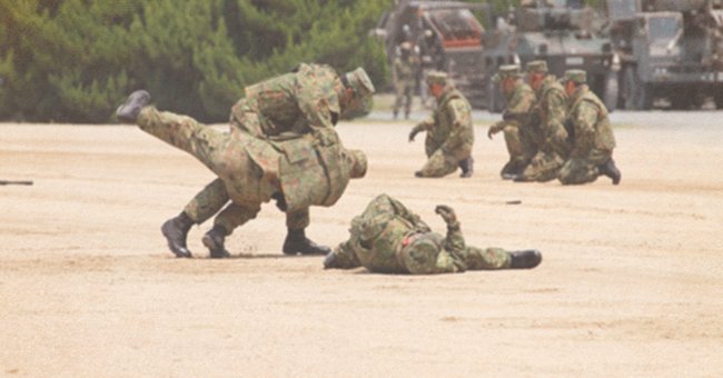 The soldier dramatically aimed for every trainee | Shutterstock 