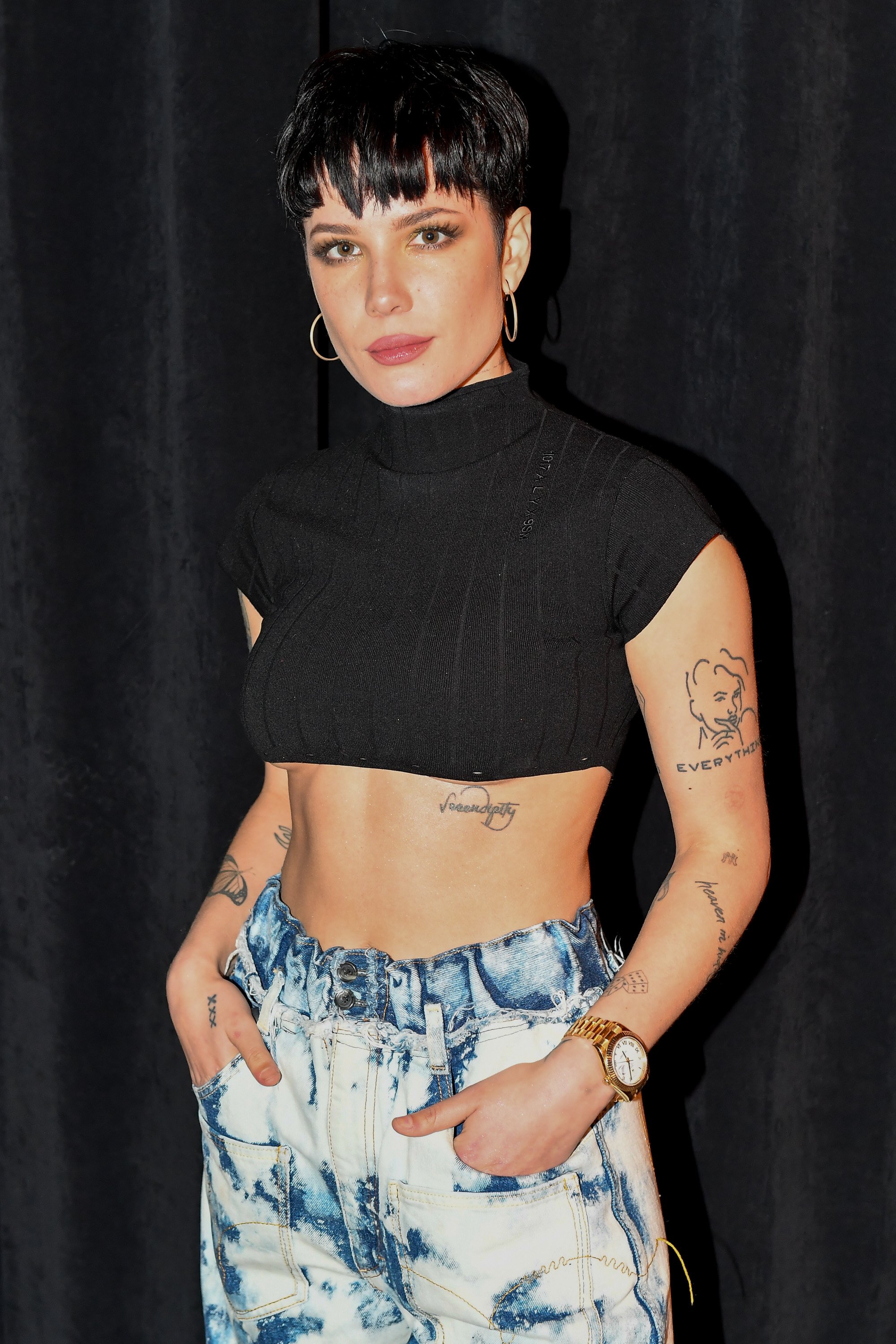 Halsey attends a Los Angeles Lakers versus Cleveland Cavaliers basketball game. Source | Photo: Getty Images