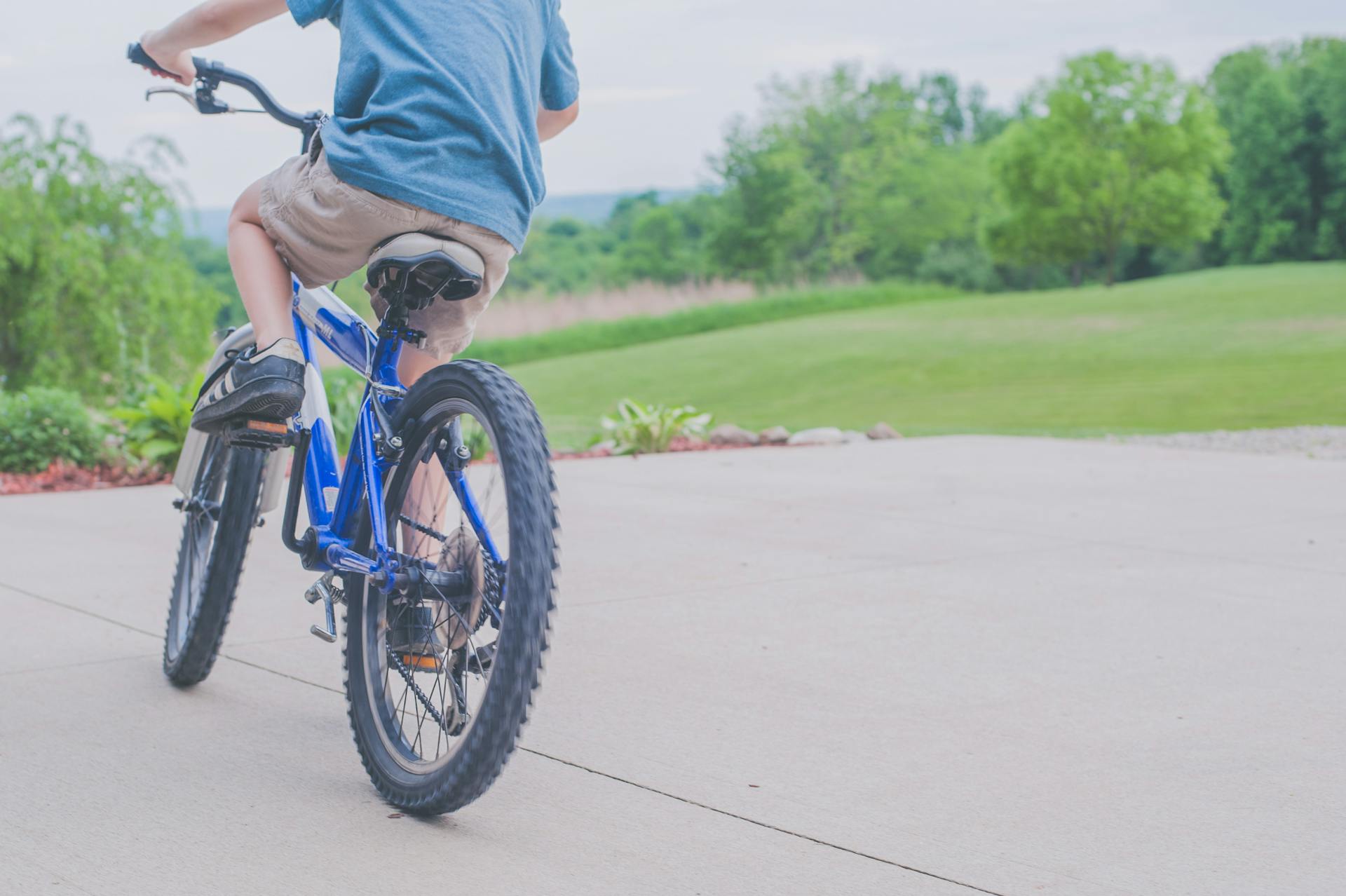 Close-up shot of a boy riding a bicycle | Source: Pexels