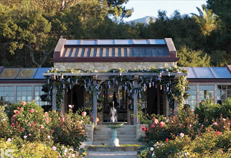 Im Bild: Oprah Winfreys Garten mit einem Springbrunnen auf ihrem Grundstück in Montecito, Kalifornien | Quelle: YouTube@FamousEntertainment