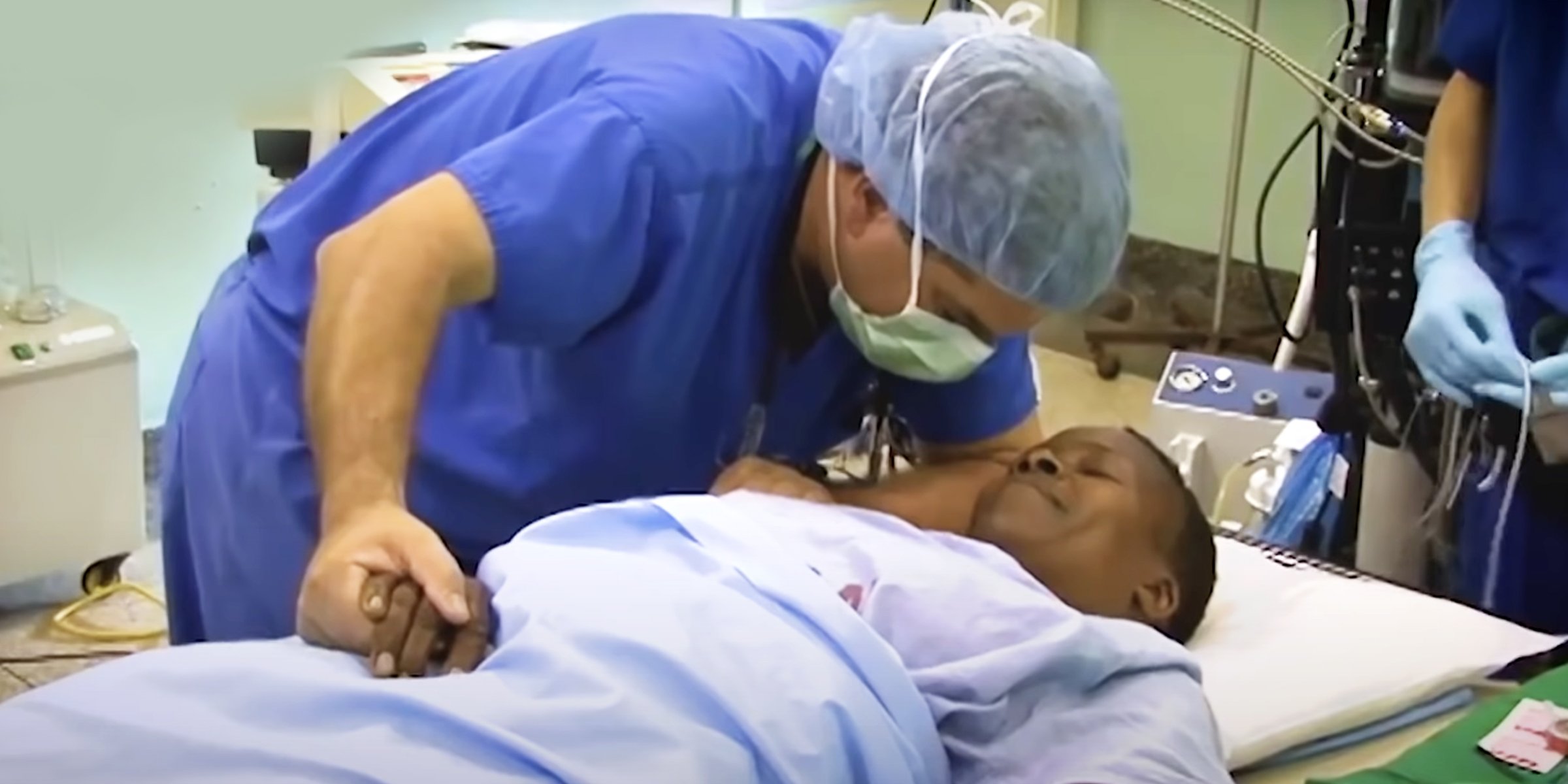 Dr. Michael Haglund in the operating room with a patient | Source: youtube.com/The700Club