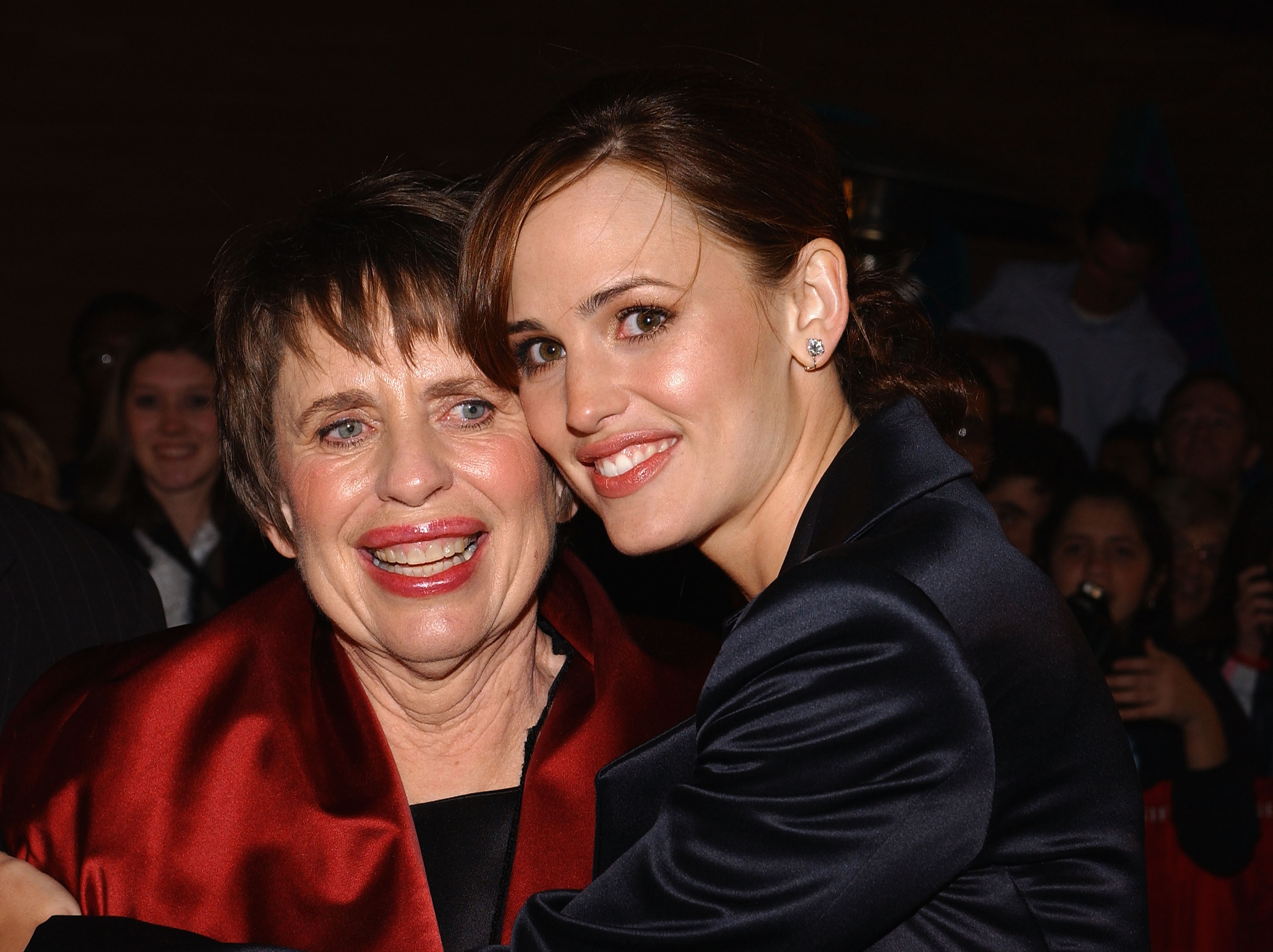 Actress Jennifer Garner and her mother attend the premiere of Twentieth Century Fox and Regency Enterprises' "Elektra" at the Palms Casino on January 8, 2004, in Las Vegas, Nevada. | Source: Getty Images