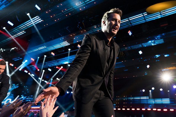 LUKE BRYAN on stage at the American Idol | Photo: Getty Images