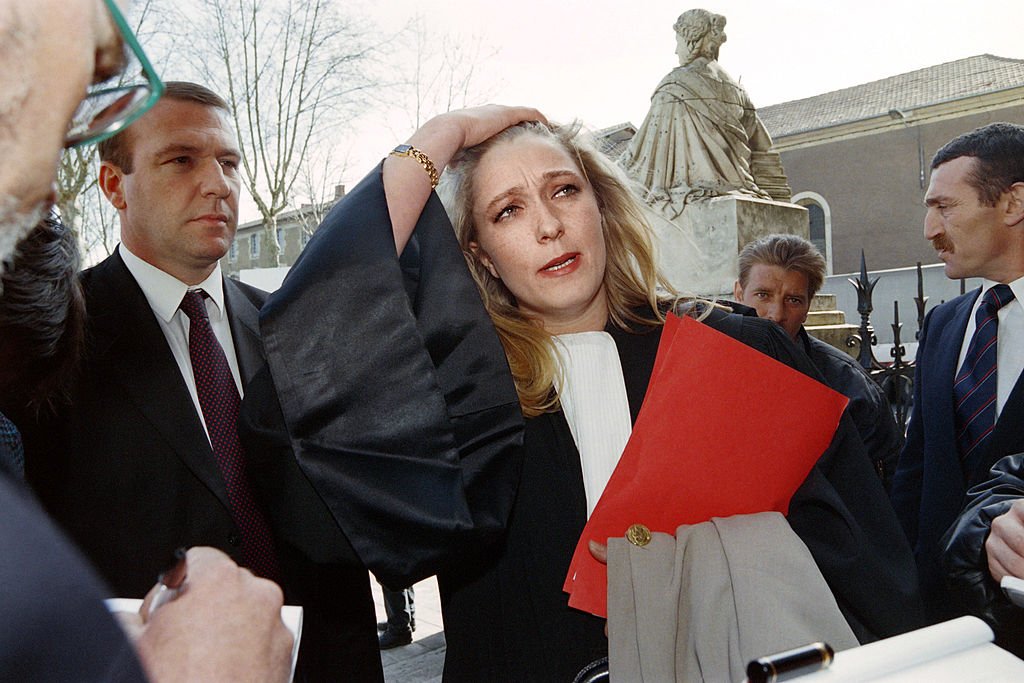 Marine Le Pen, avocate de deux militants du FN, Samuel Maréchal, gendre de Jean-Marie Le Pen, et Jean-Marie Lebraud qui comparaissent devant le tribunal correctionnel au lendemain de heurts survenus entre militants du FN et lycéens, arrive au palais de justice d'Auch le 22 mars 1995. І Getty Images