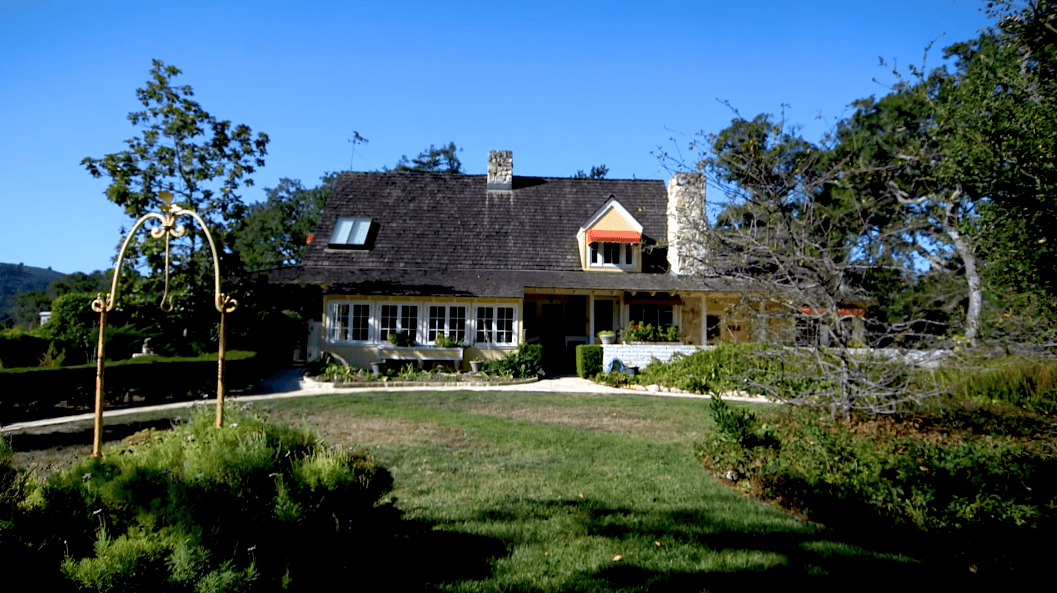 A photo of Doris Day's home in California |  Photo: Youtube / darrenjulien