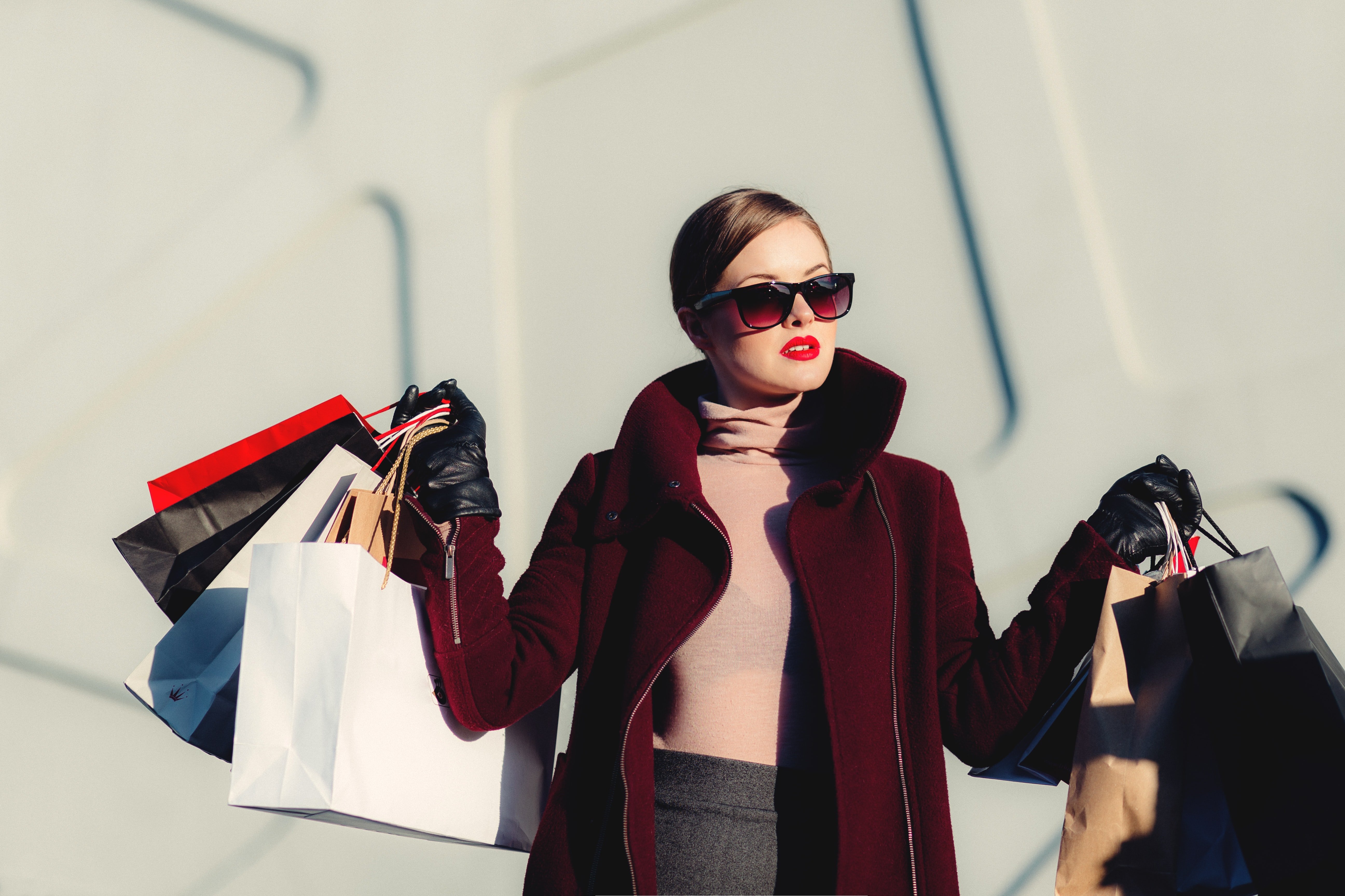 Una mujer sosteniendo varias bolsas de compras. | Foto: Unsplash