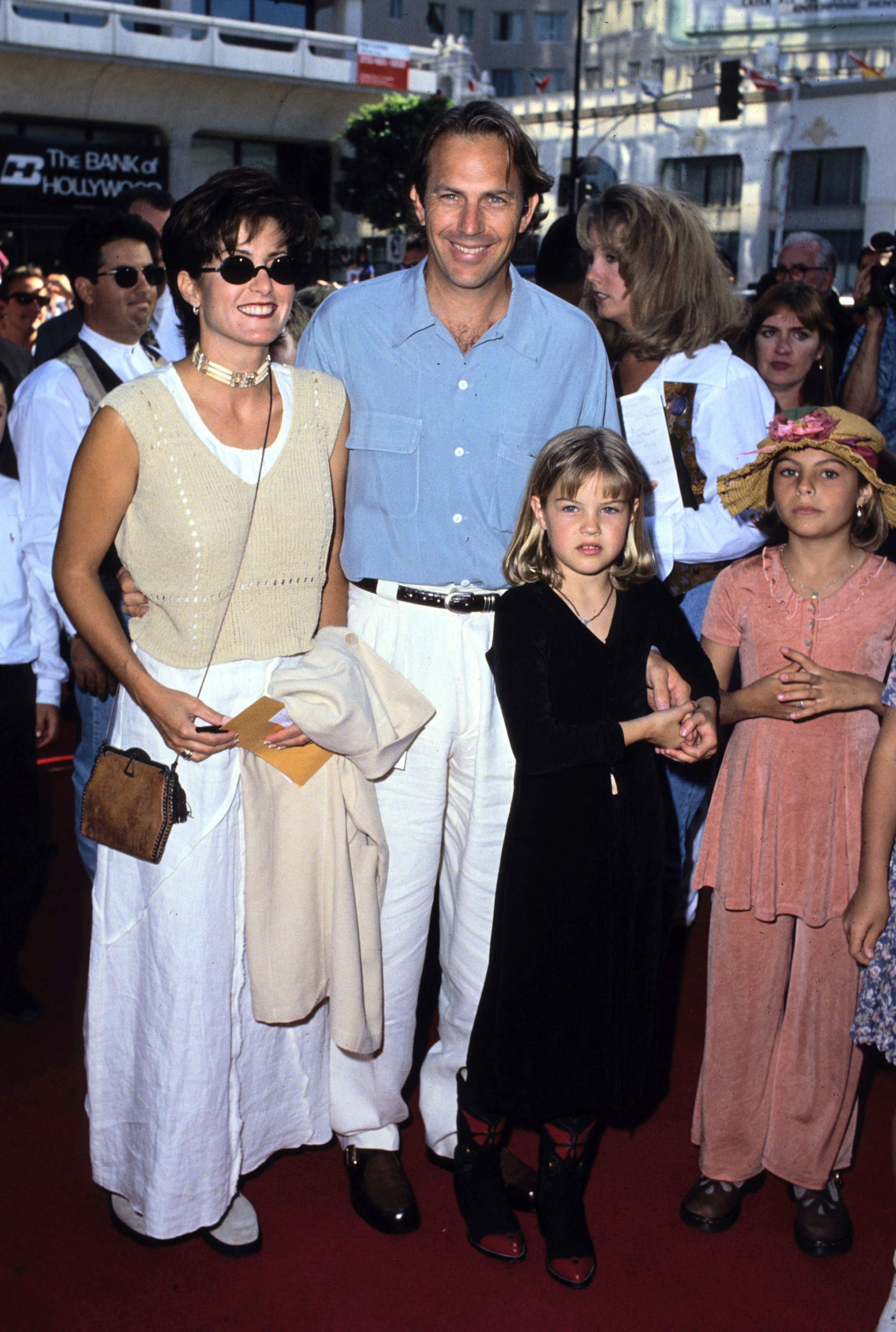 Produzent Kevin Costner mit Frau Designerin Cindy Costner und ihren Kindern Anne, Lily und Joe | Quelle: Getty Images