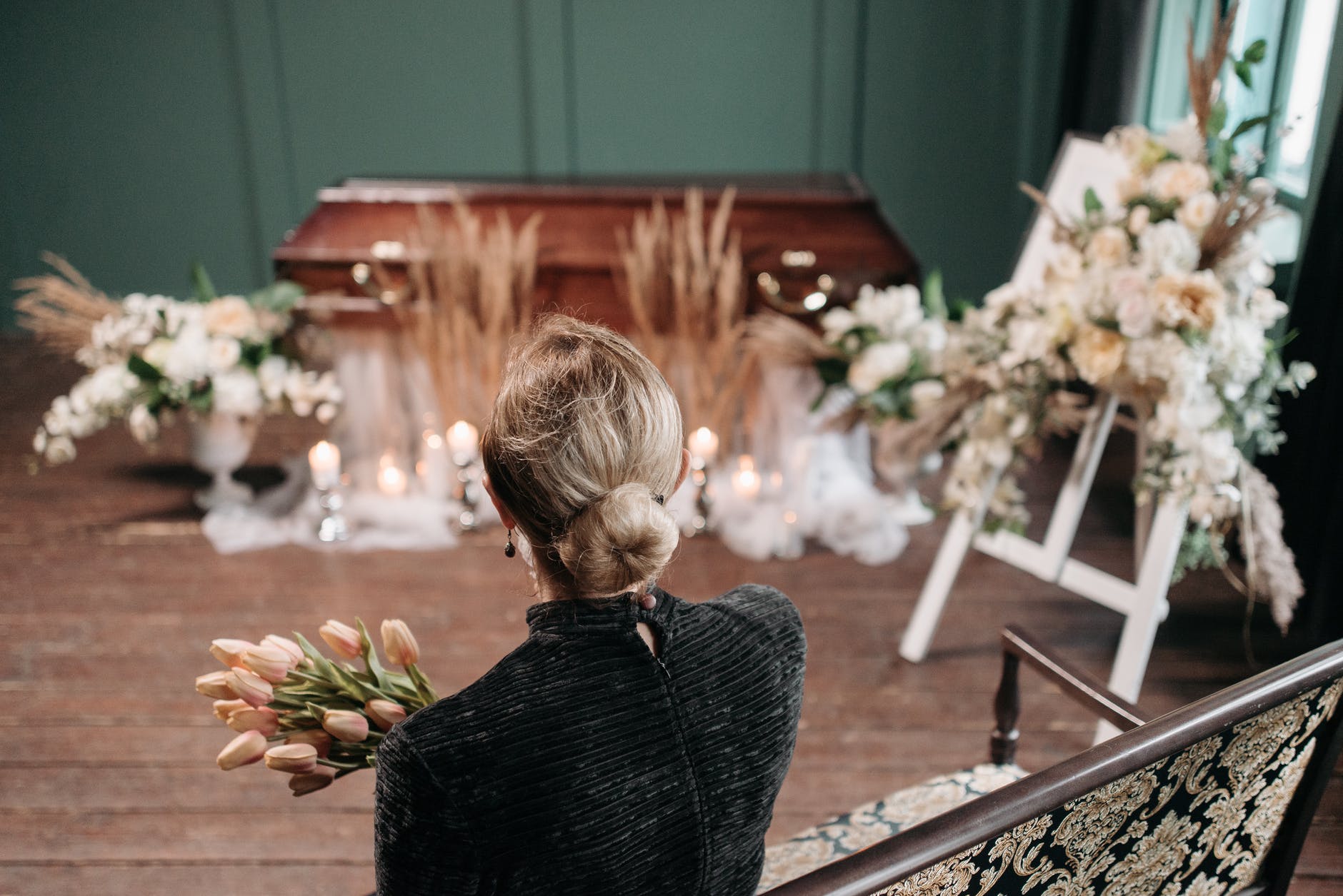 Una mujer vestida de luto en un funeral. | Foto: Pexels
