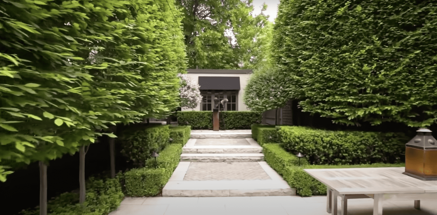 Liam Neeson and Natasha Richardson's perfectly manicured lawn in their backyard. / Source: YouTube/@The Richest