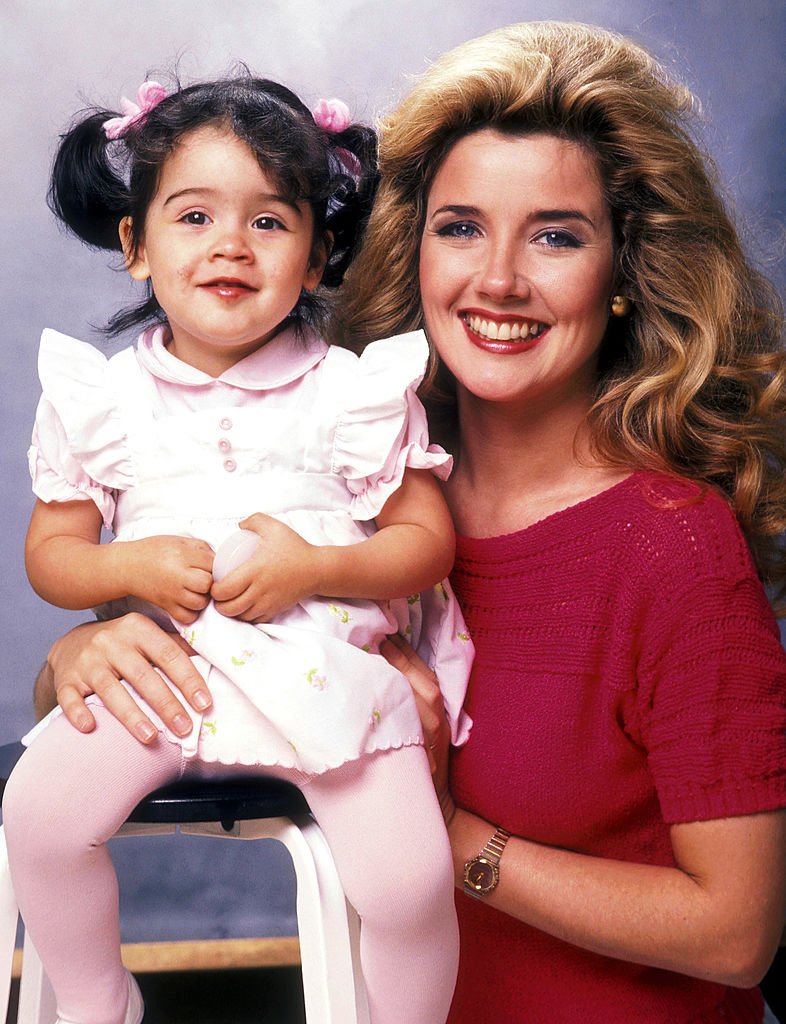 Melody Thomas Scott y su hija Alexandra Scott posan para una sesión de fotos exclusiva el 20 de abril de 1984 | Foto: Getty Images