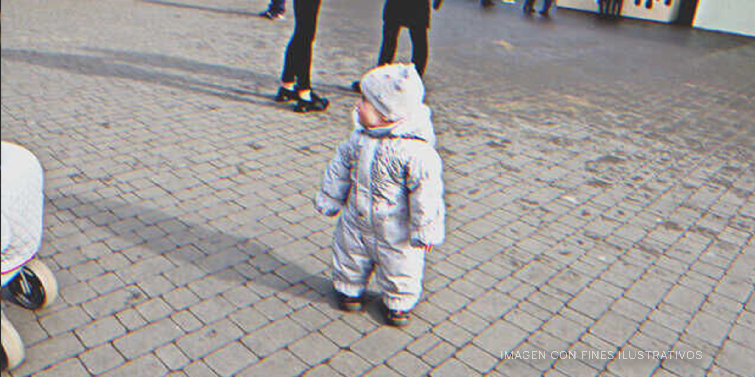 Un bebé mirando hacia un lado. | Foto: Shutterstock