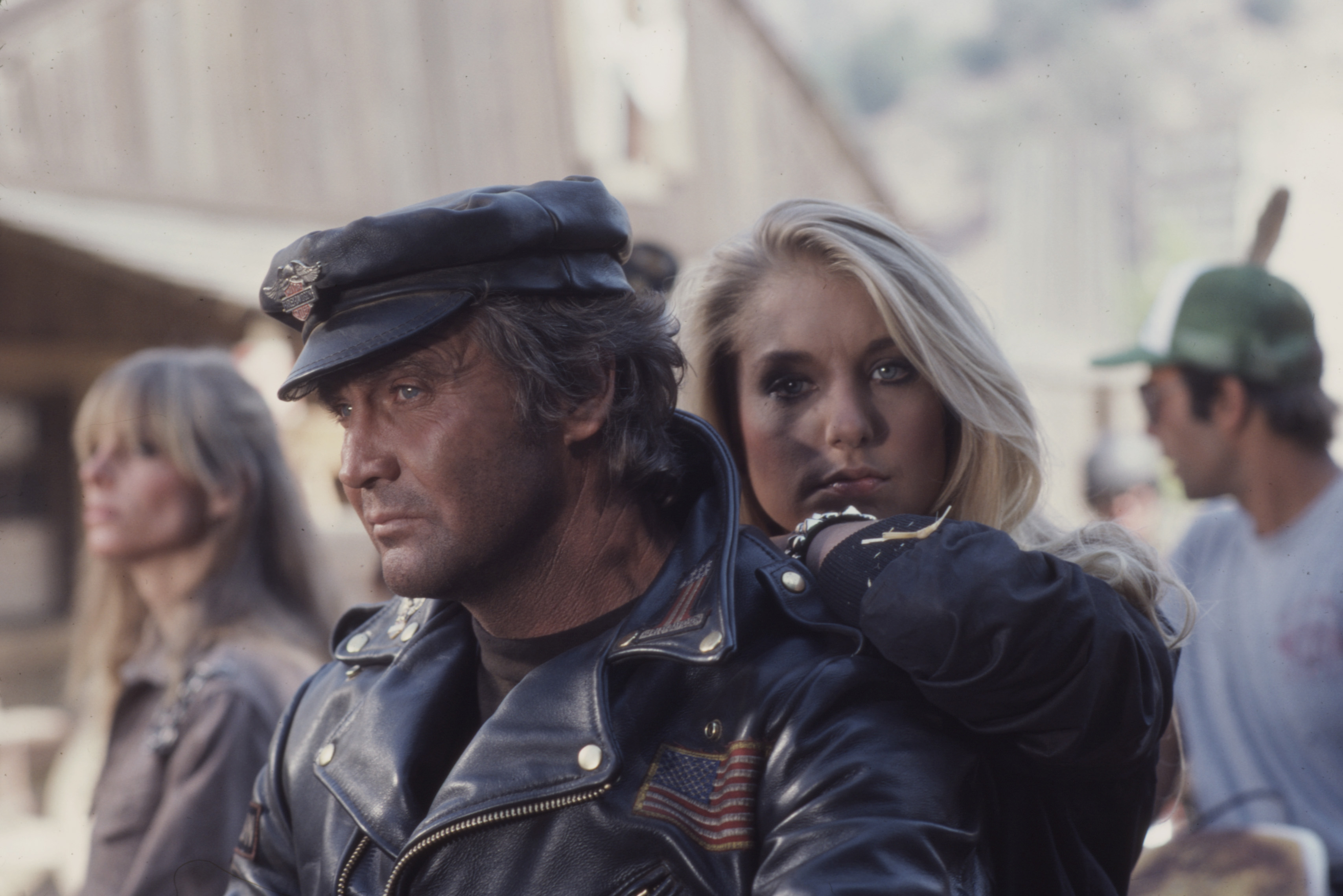 Lee Majors and Heather Thomas in the ABC tv show "The Fall Guy," in 1981 | Source: Getty Images