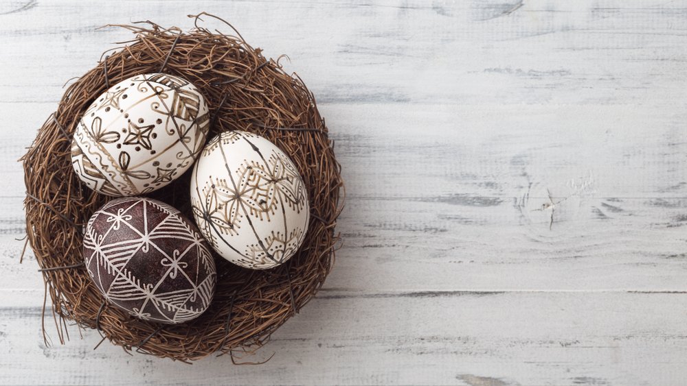 Easter eggs in the nest on white wooden background | Photo: Shutterstock