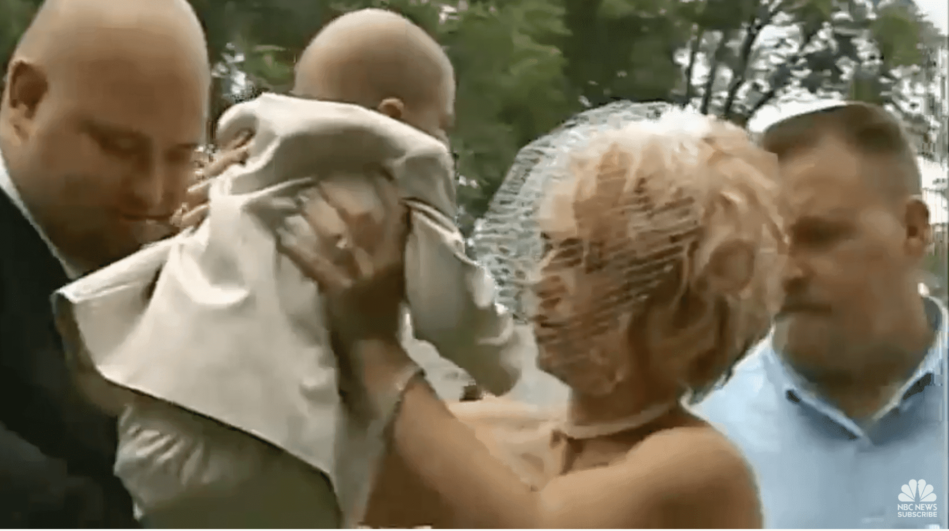 Christine et Sean à leur mariage avec leur fils Logan comme témoin | Source : YouTube/NBC Actualités