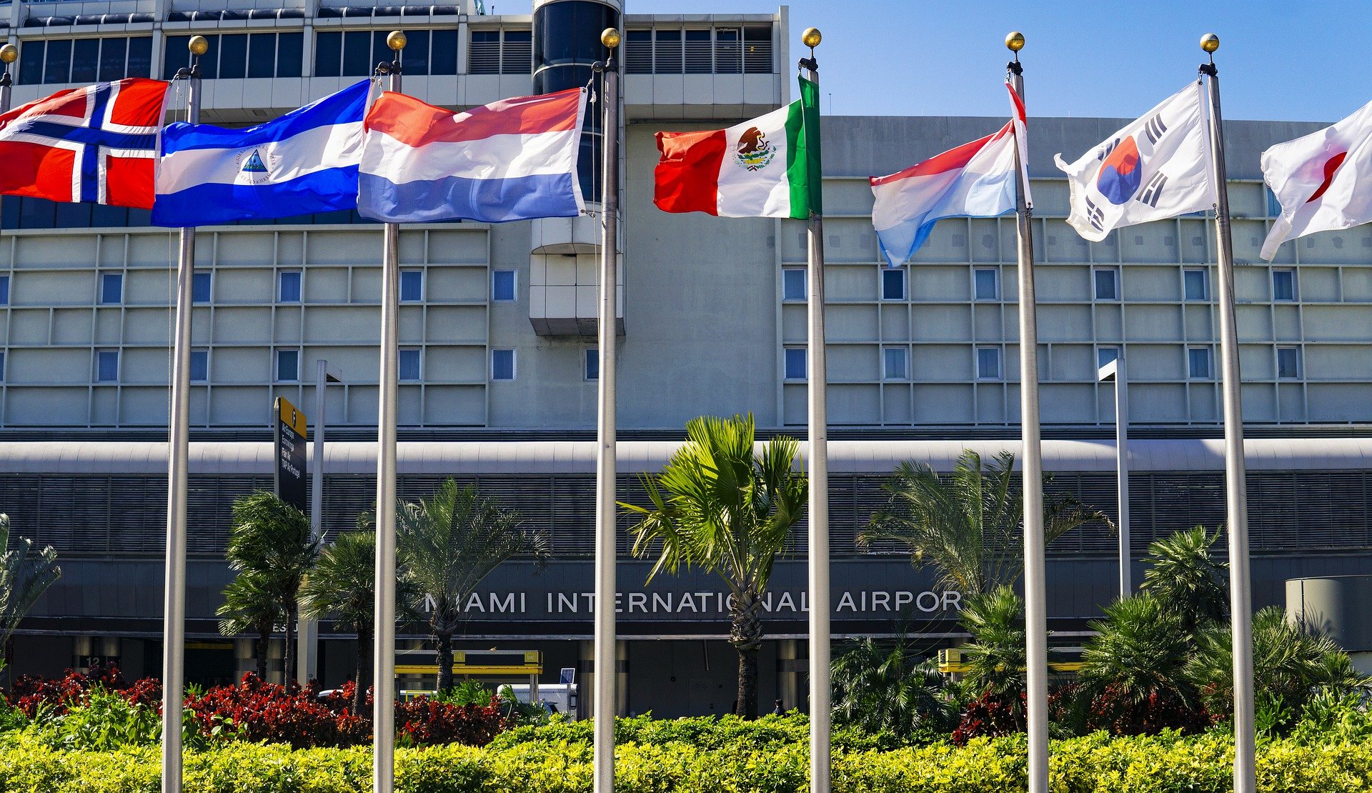 The entrance of Miami International Airport. | Photo: Pixabay/Joshua Woroniecki 