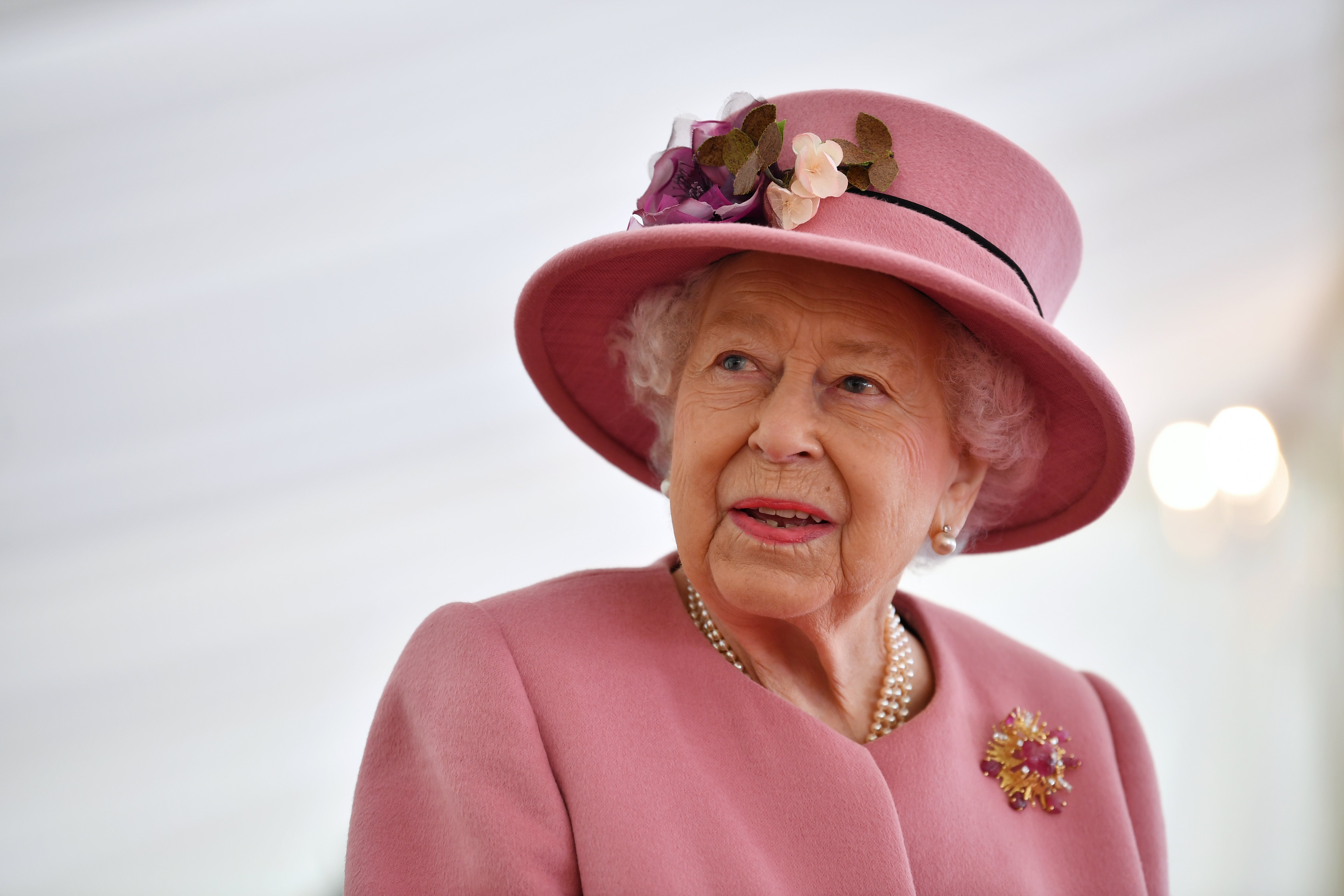 Königin Elizabeth II. spricht mit Mitarbeitern während eines Besuchs im Defense Science and Technology Laboratory (Dstl) im Wissenschaftspark Porton Down am 15. Oktober 2020 in der Nähe von Salisbury, England. | Quelle: Getty Images