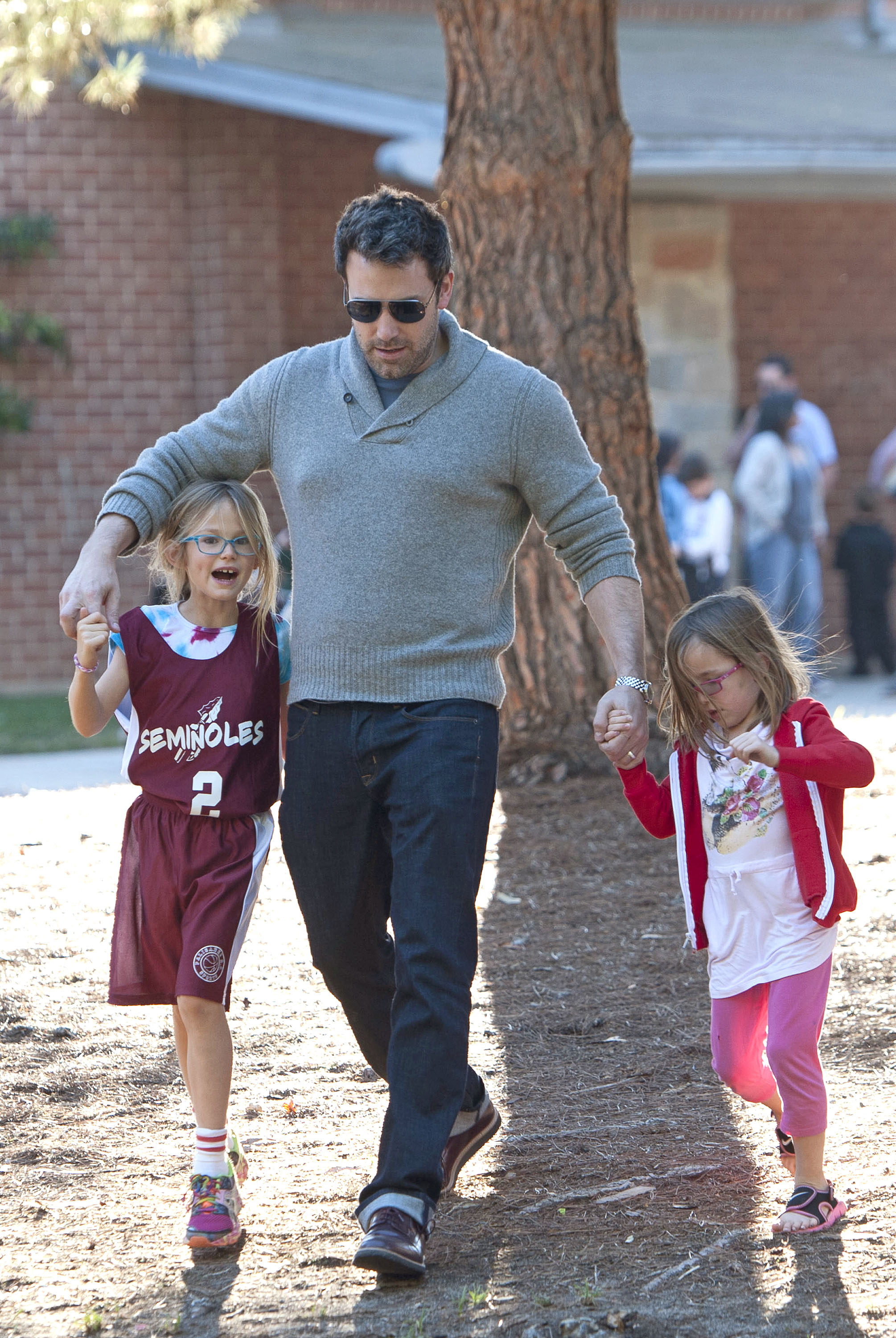 Ben Affleck, Violet Affleck, and Seraphina Affleck on November 24, 2013 in Los Angeles, California. | Source: Getty Images