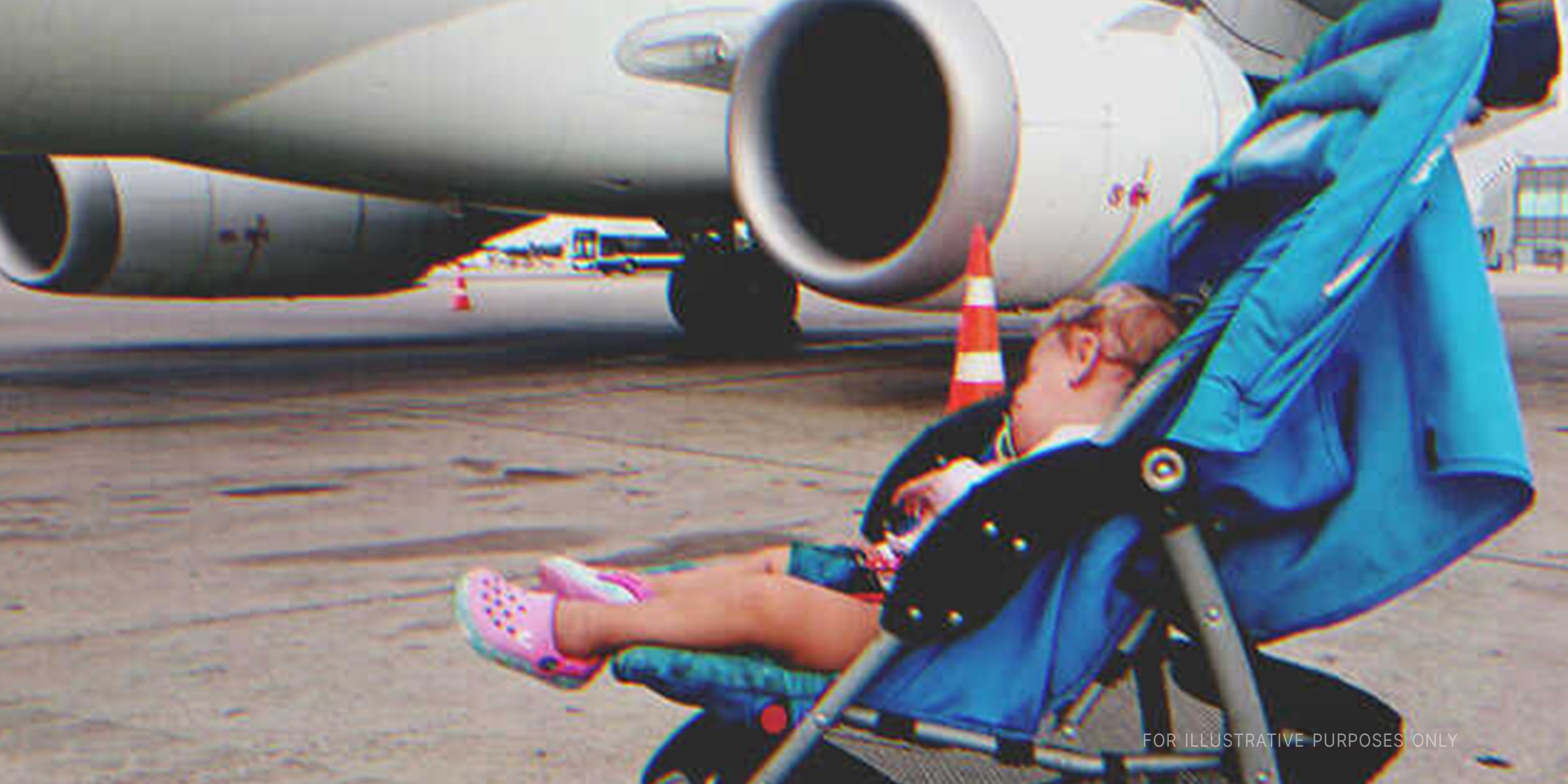 Little girl in a stroller in front of a plane | Source: Getty Images