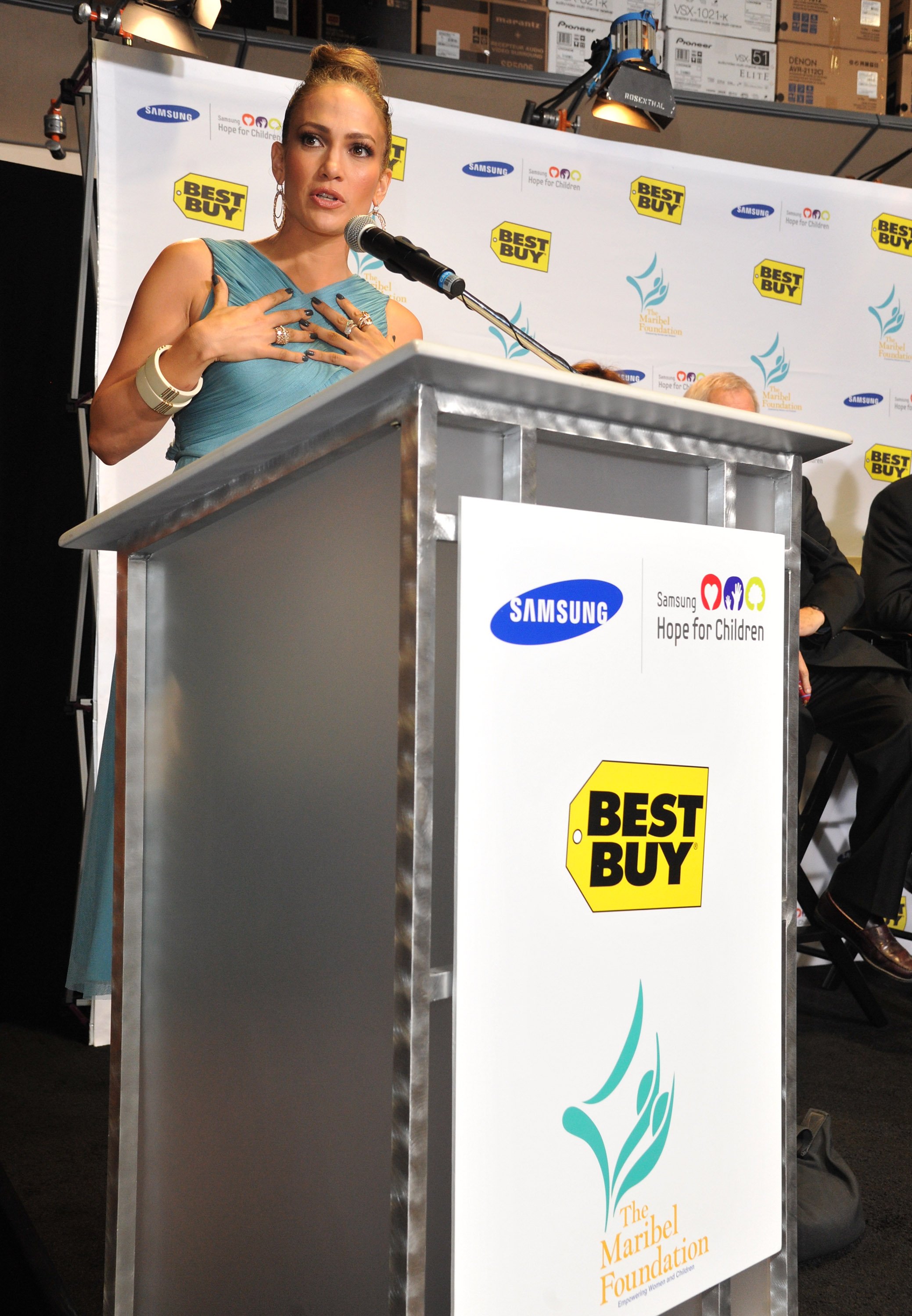 Jennifer Lopez se asocia con Samsung y Best Buy para apoyar a la Fundación Maribel en Best Buy, el 25 de octubre de 2011 en Los Ángeles, California. | Foto: Getty Images