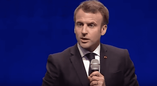 Devant les maires bretons, Emmanuel Macron promet d'engager une nouvelle étape de décentralisation. | Youtube/Le Huffington Post Devant les maires bretons, Emmanuel Macron promet d'engager une nouvelle étape de décentralisation. | Youtube/Le Huffington Post