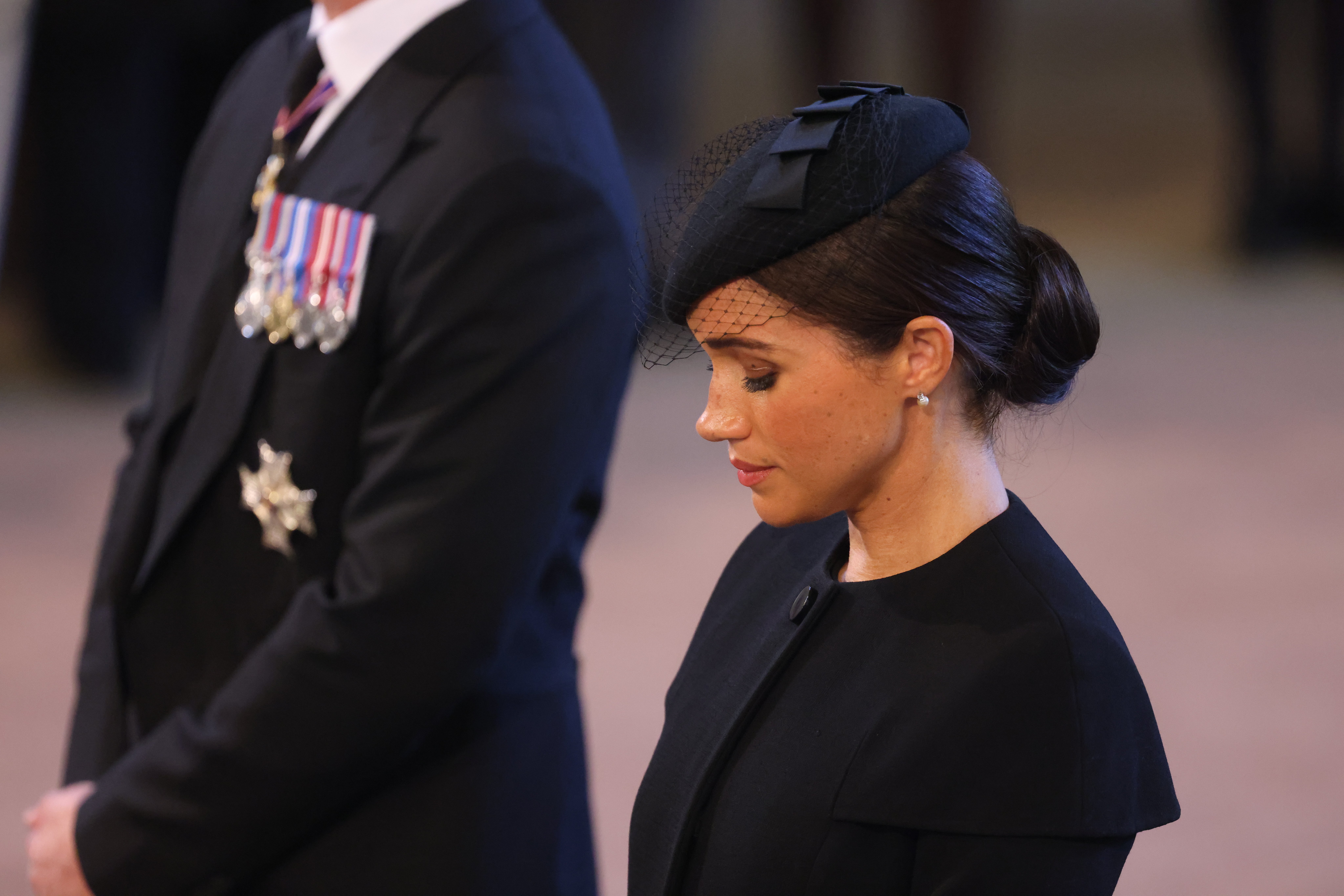 Meghan, Herzogin von Sussex, sieht zu, wie der Sarg von Königin Elizabeth II. am 14. September 2022 in London, Vereinigtes Königreich, in die Westminster Hall gebracht wird. | Quelle: Getty Images