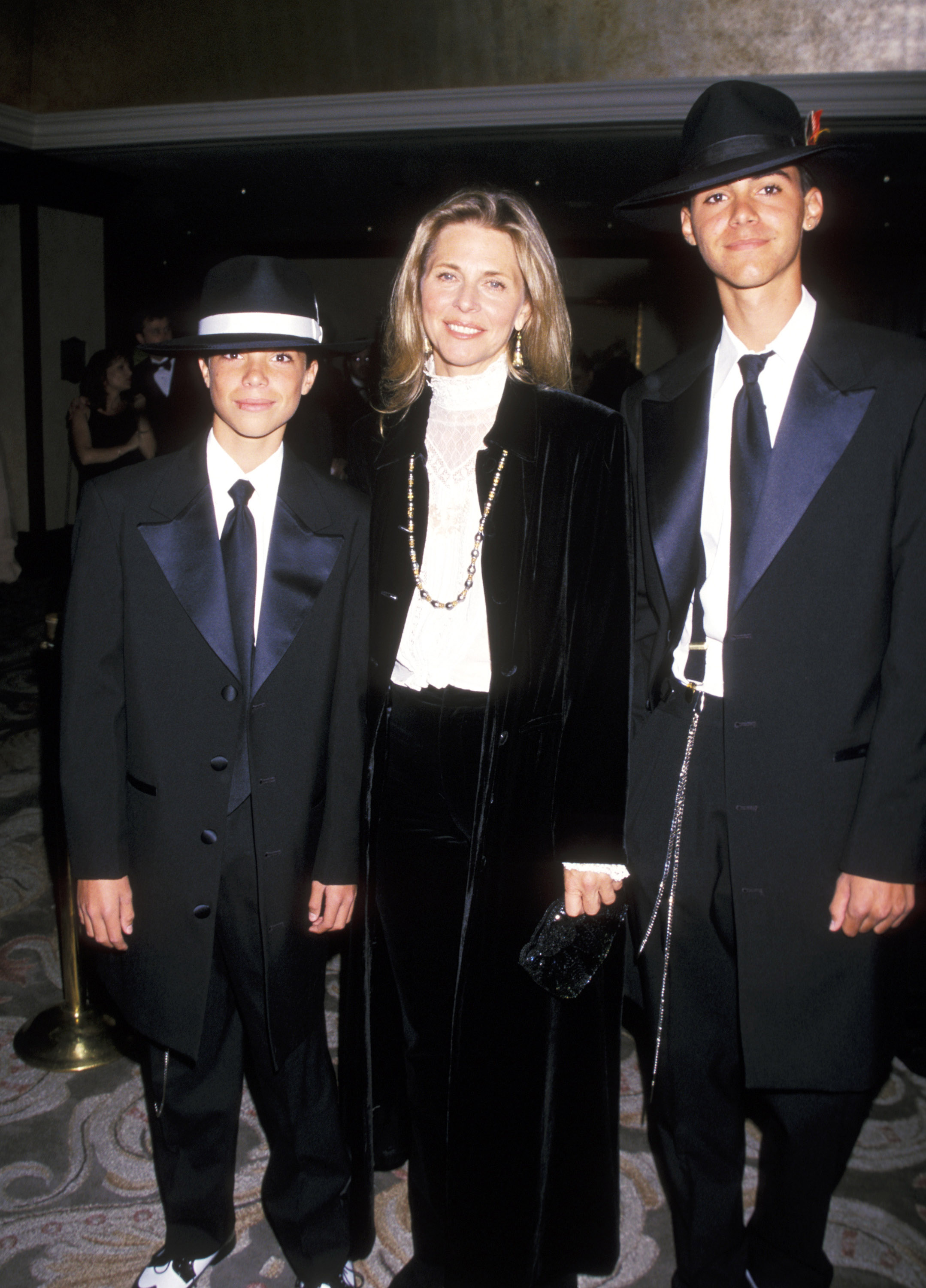 Lindsay Wagner and sons Alex Kinji and Dorian Kinji in Los Angeles on September 26, 1999 | Source: Getty Images