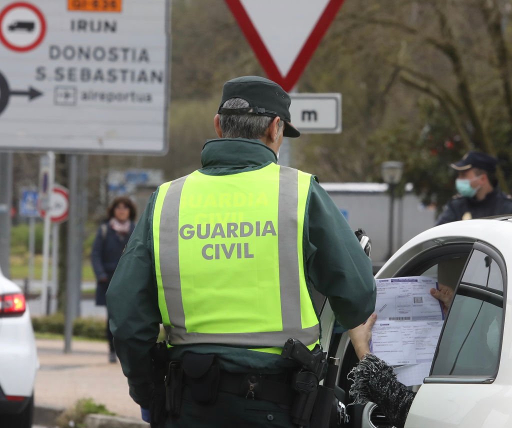 La Guardia Civil de España requisando conductores durante la cuarentena por el covid-19. | Foto: Getty Images