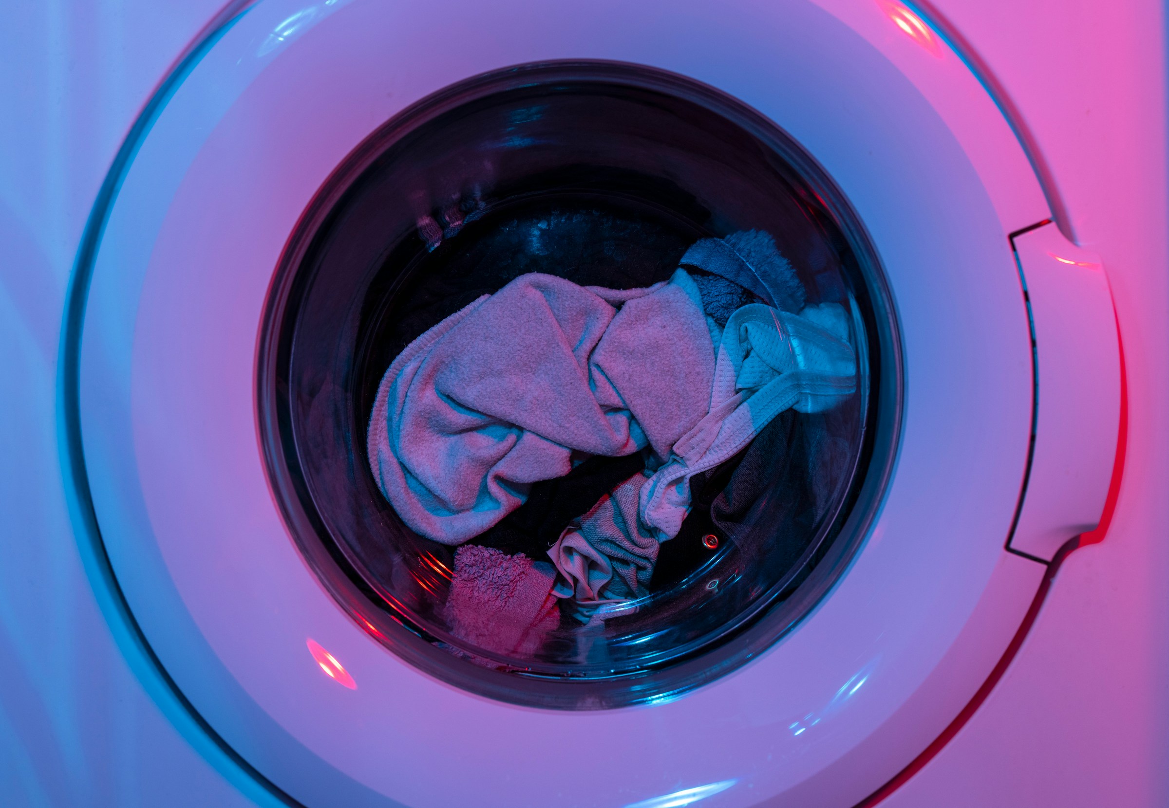 Clothes in a washing machine | Source: Unsplash