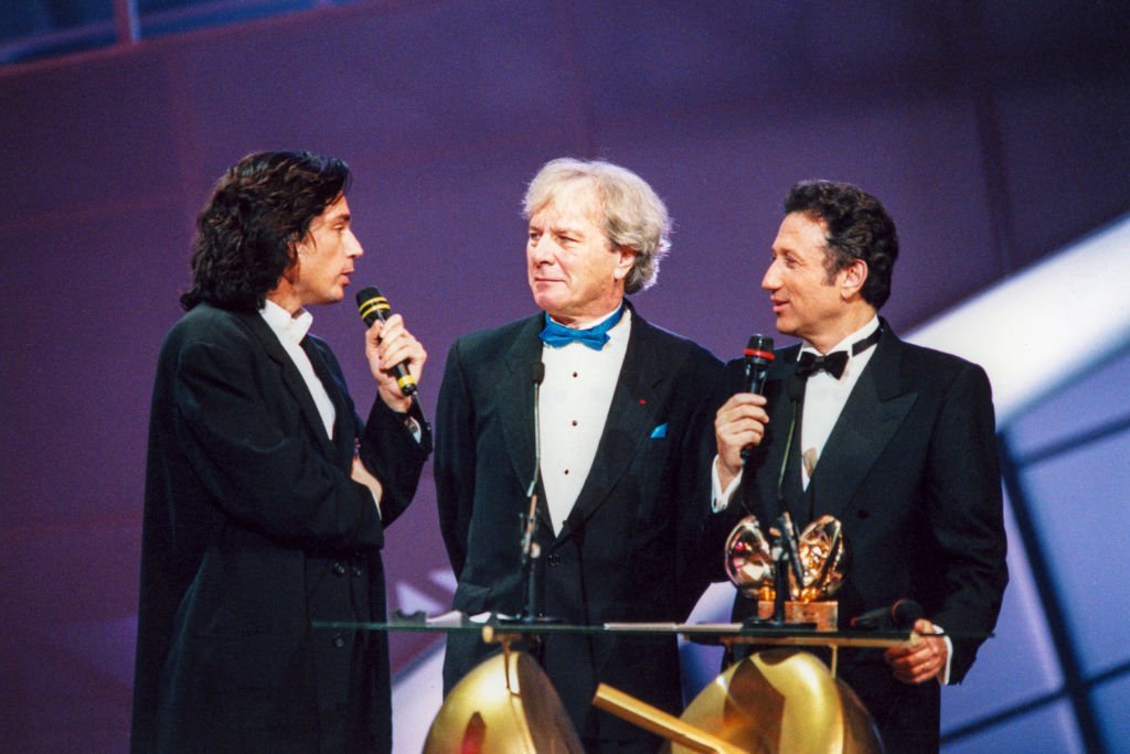 Maurice Jarre, Jean-Michel Jarre et Michel Drucker lors des 10ème Victoires de la Musique à Paris le 13 février 1995, France. | Photo : Getty Images.