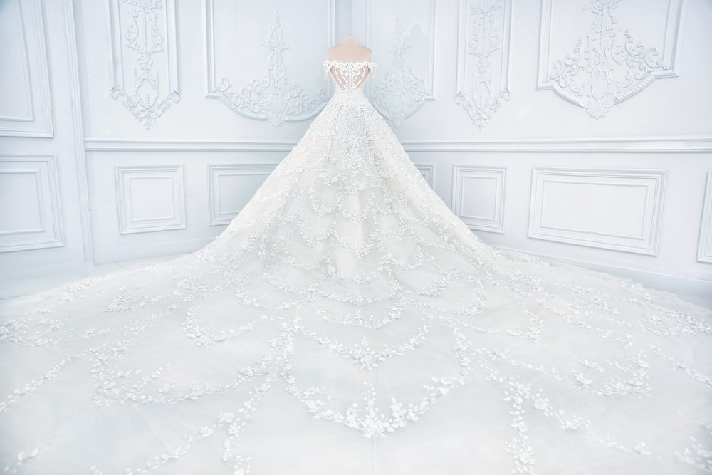 Amazing long wedding dress on a mannequin.| Photo: Shutterstock