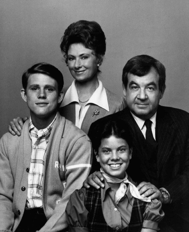 Marion Ross, Tom Bosley, Ron Howard and Erin Moran, cast of "Happy Days" on press photo, 1974 | Photo: Wikimedia Commons Images