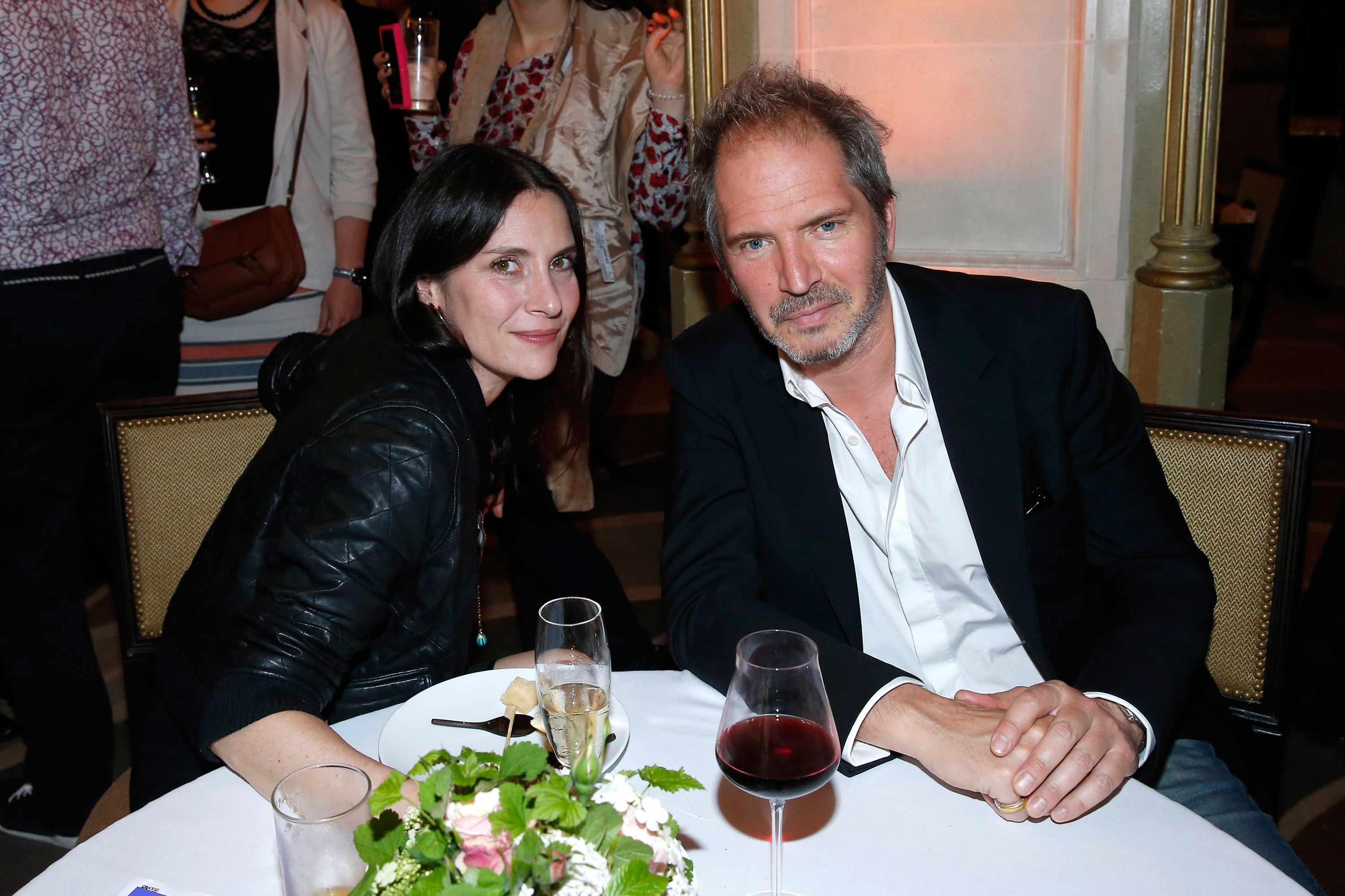 Christopher Thompson et son épouse l'actrice Geraldine Pailhas au Grand Palais. | Photo : Getty Images
