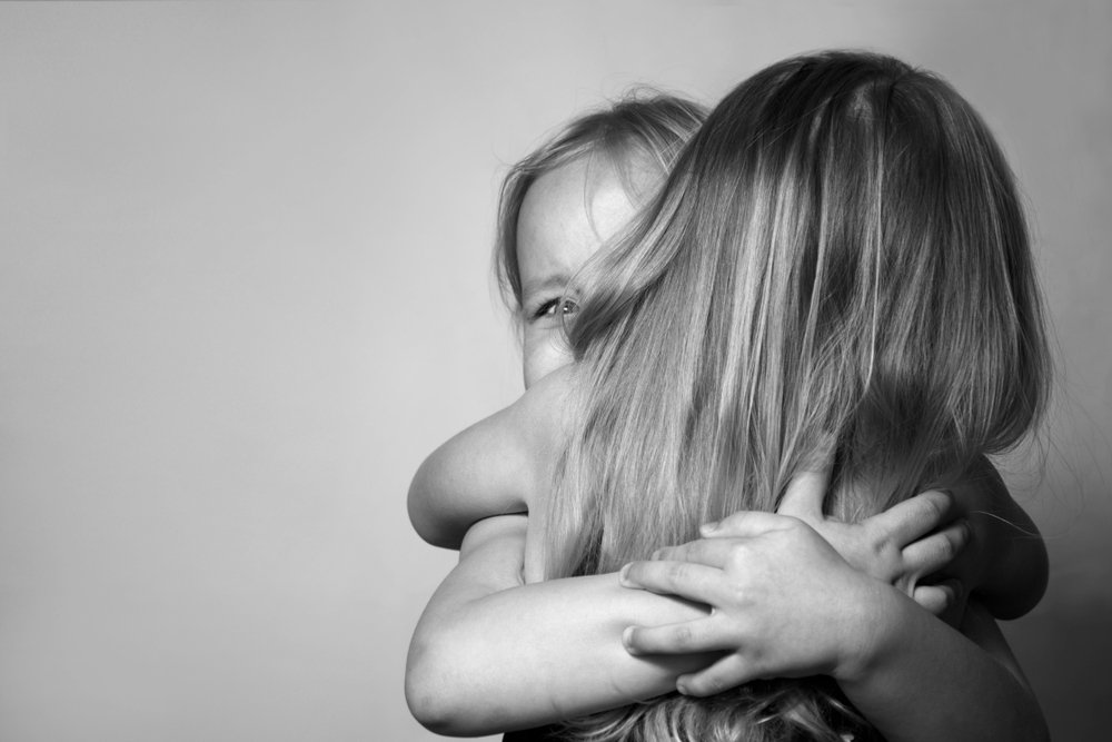 Niñas fundidas en un abrazo | Imagen tomada de: Shutterstock
